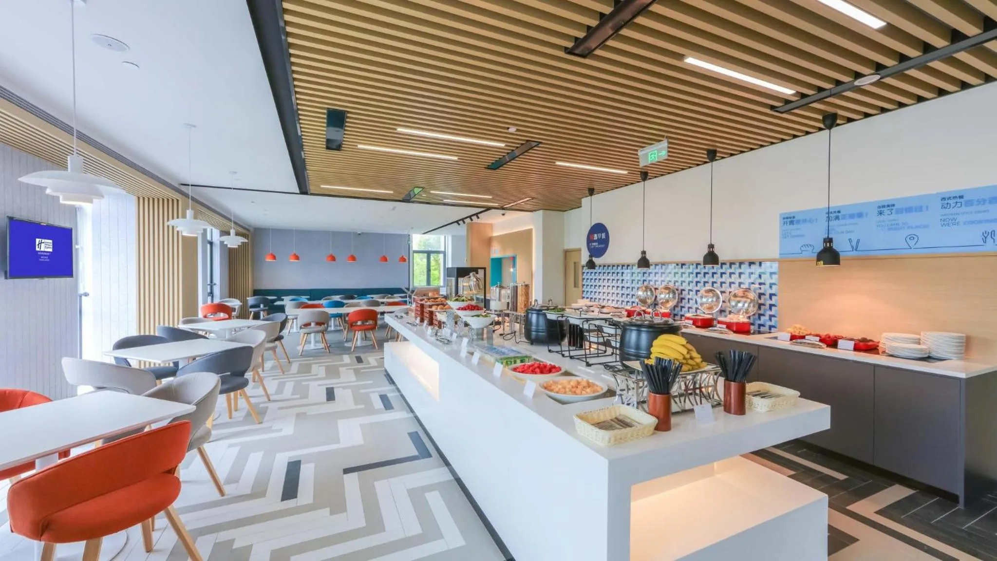 Restaurant/places to eat in Holiday Inn Express Shanghai Pudong Airport by IHG