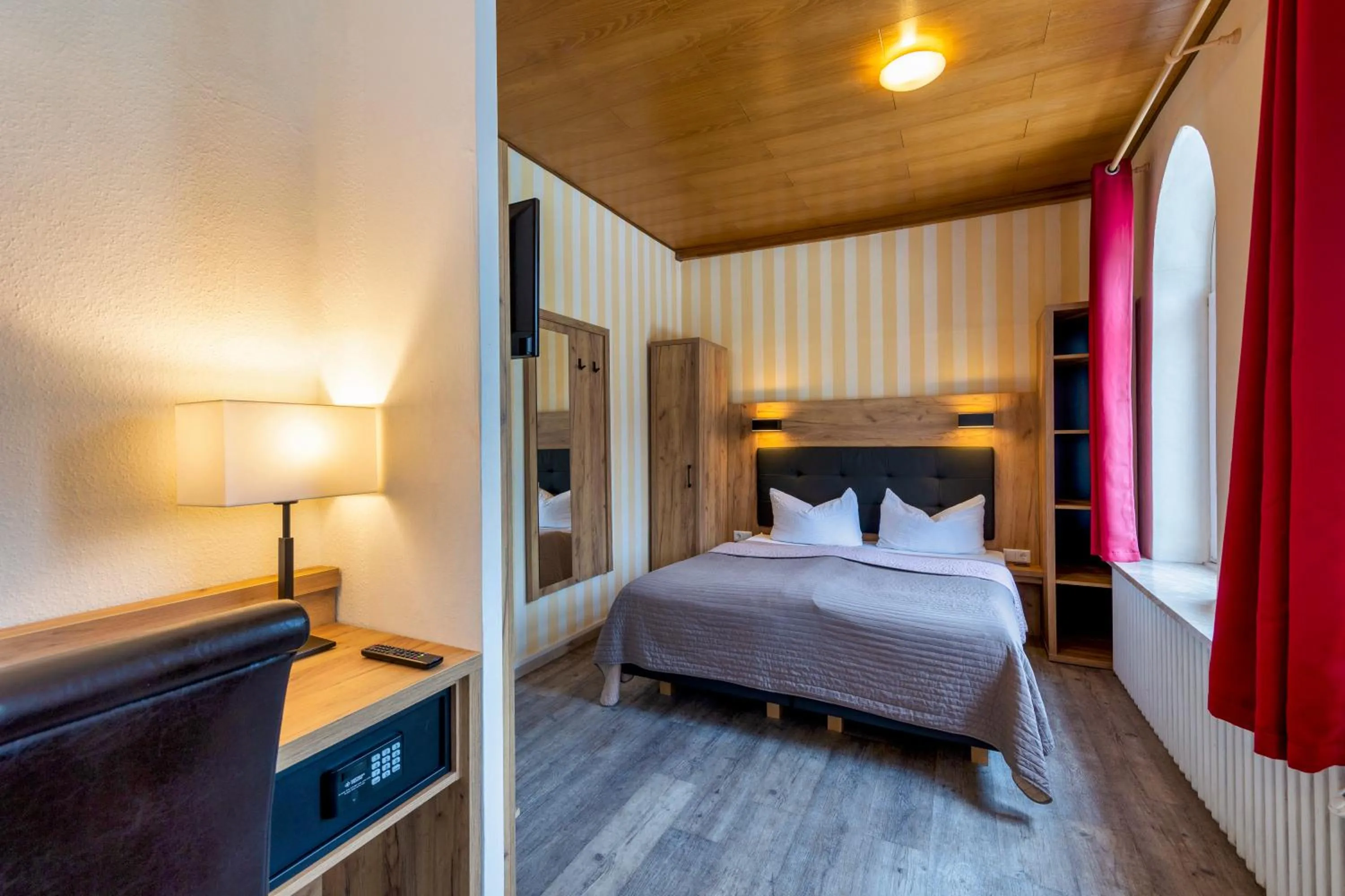 Photo of the whole room, Bed in Alte Direktionsvilla Hotel Kupfermühle