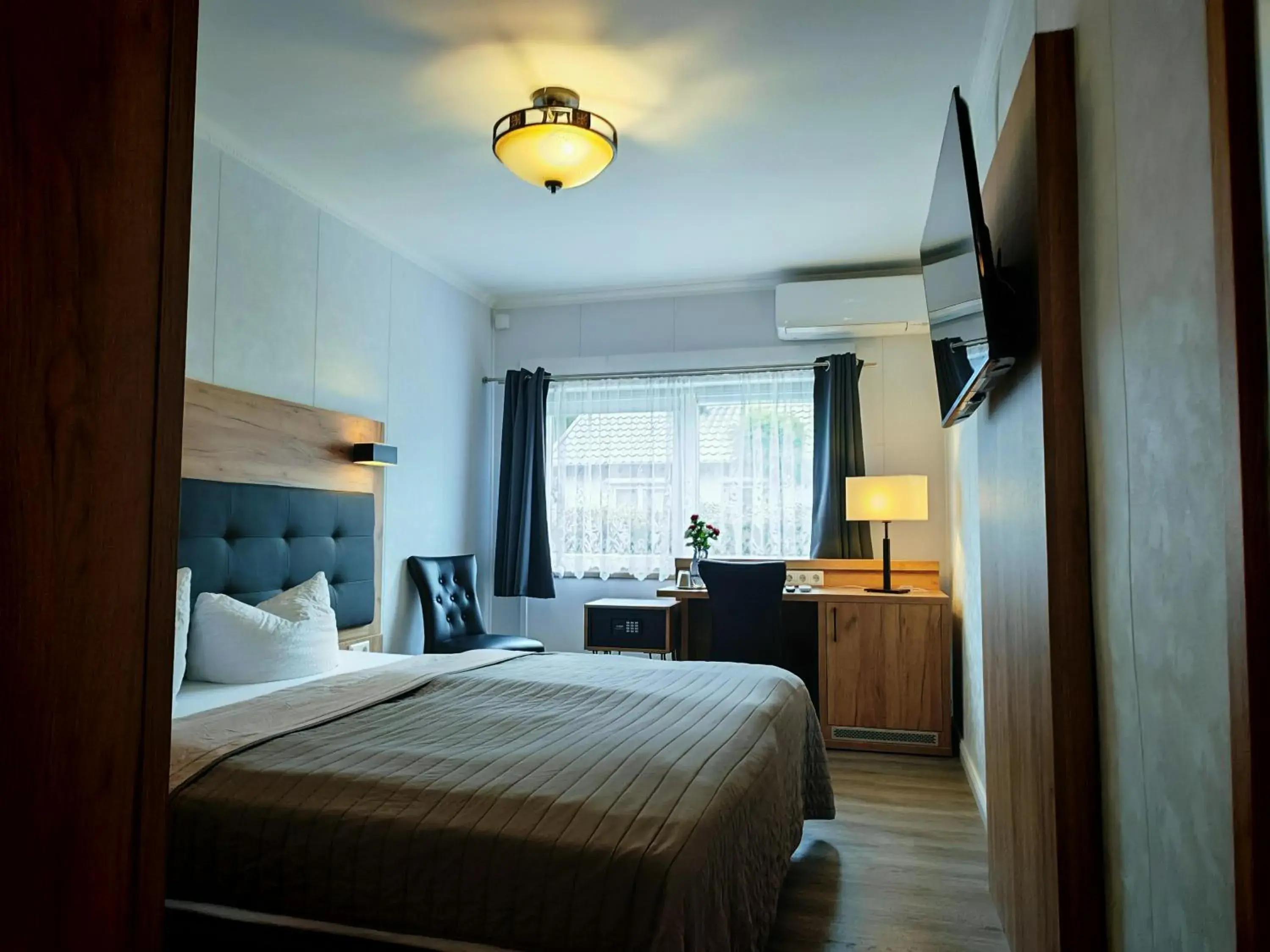 Small Double Room in Alte Direktionsvilla Hotel Kupfermühle Small Double Room in Alte Direktionsvilla Hotel Kupfermühle