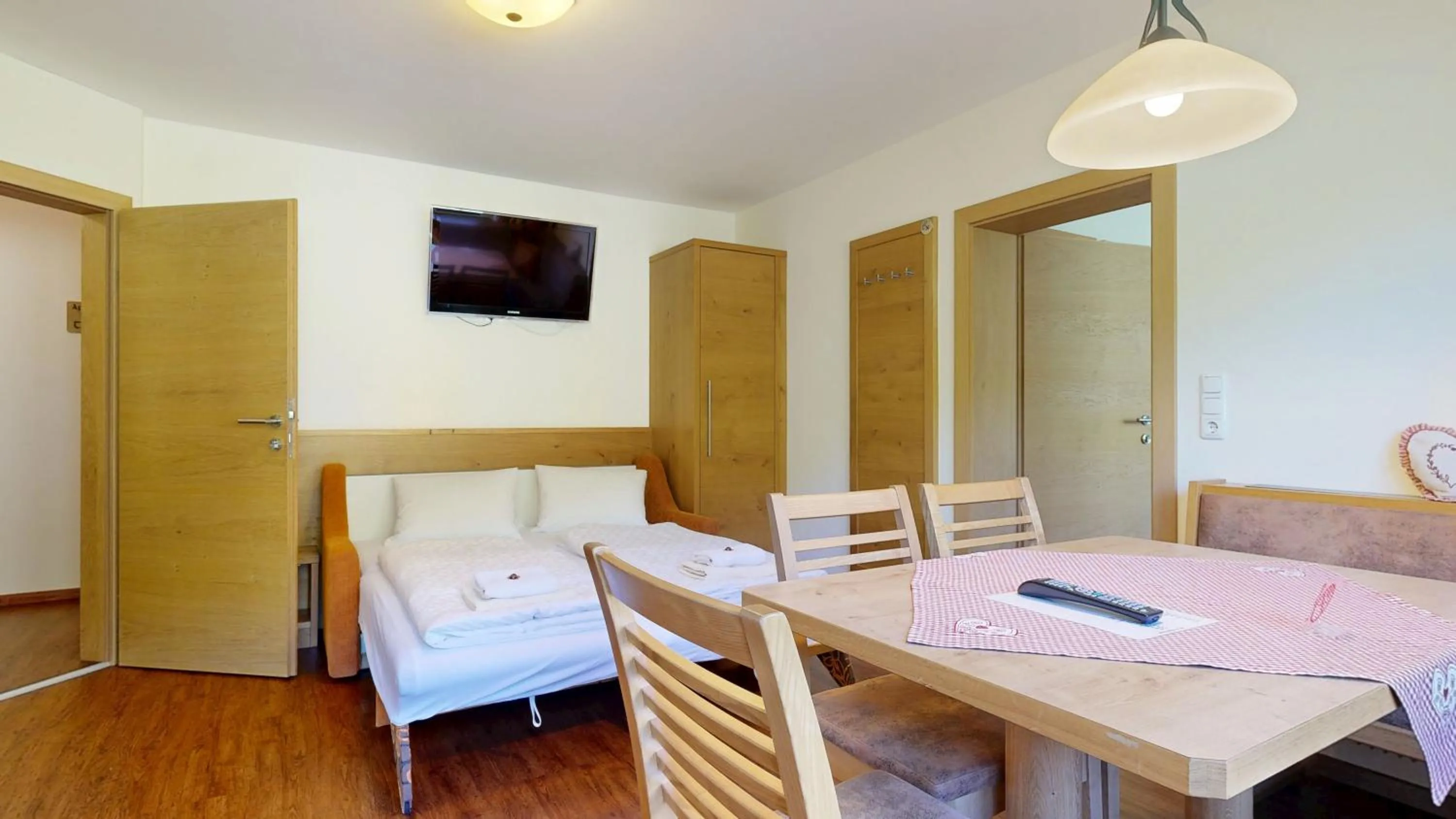 Dining area, Bed in Aparthotel Hohe Brücke