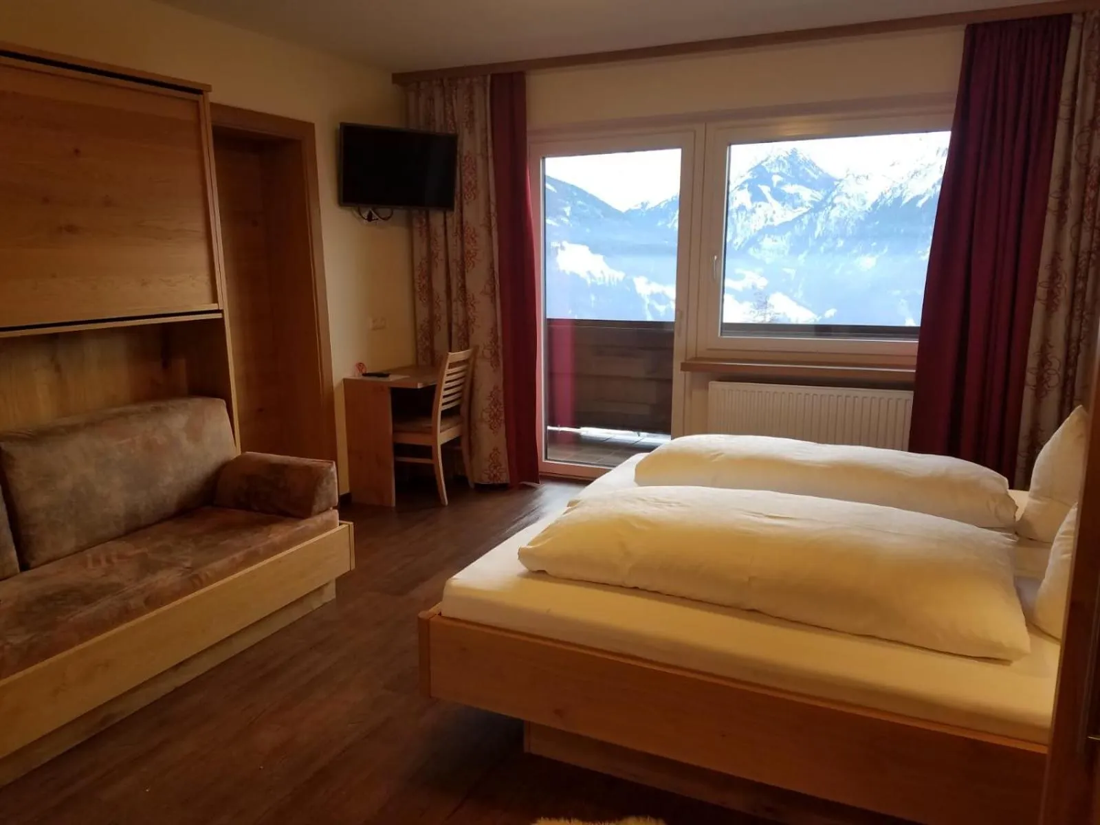 Balcony/Terrace, Bed in Aparthotel Hohe Brücke