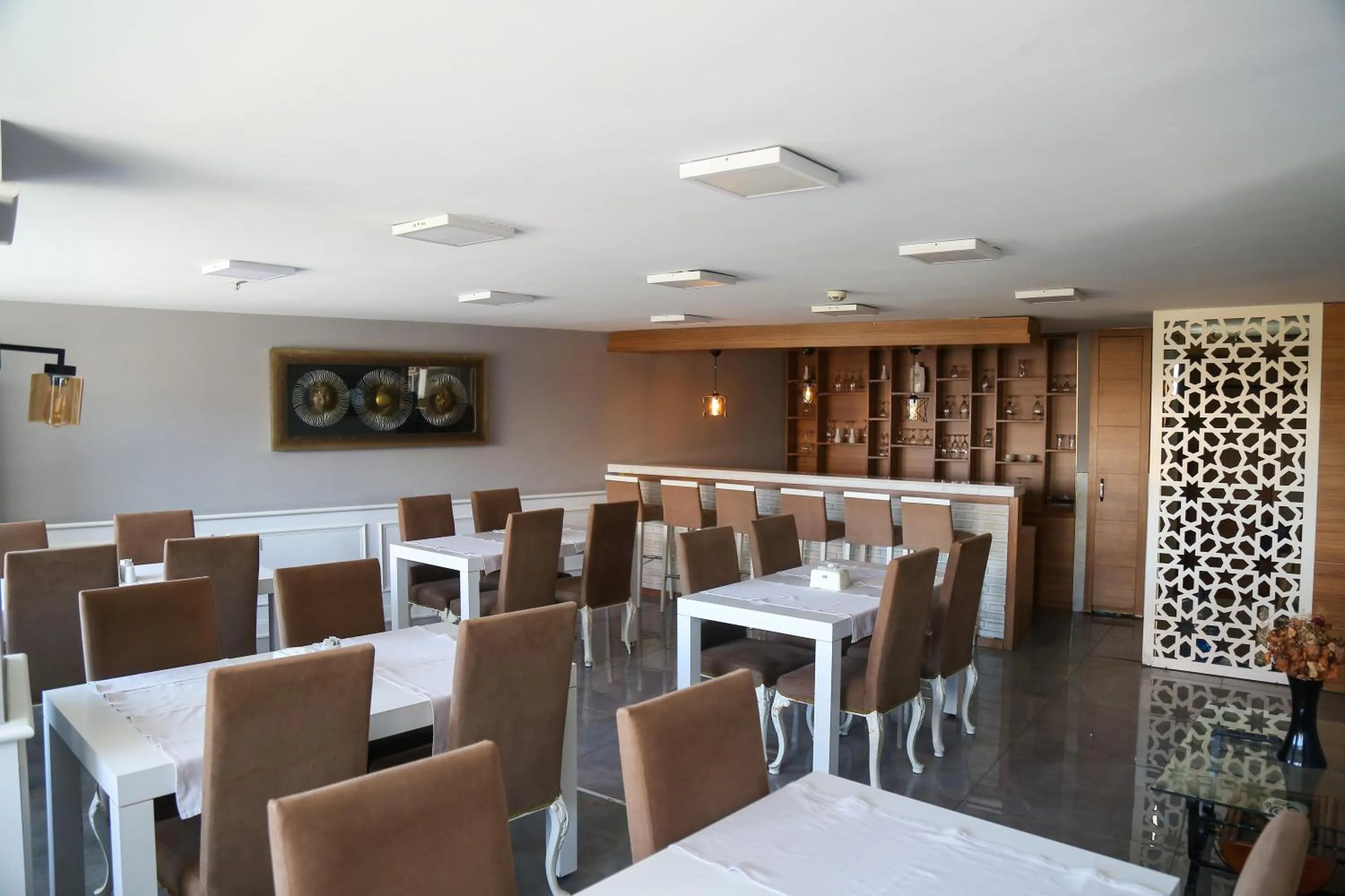 Restaurant/places to eat in Start Hotel