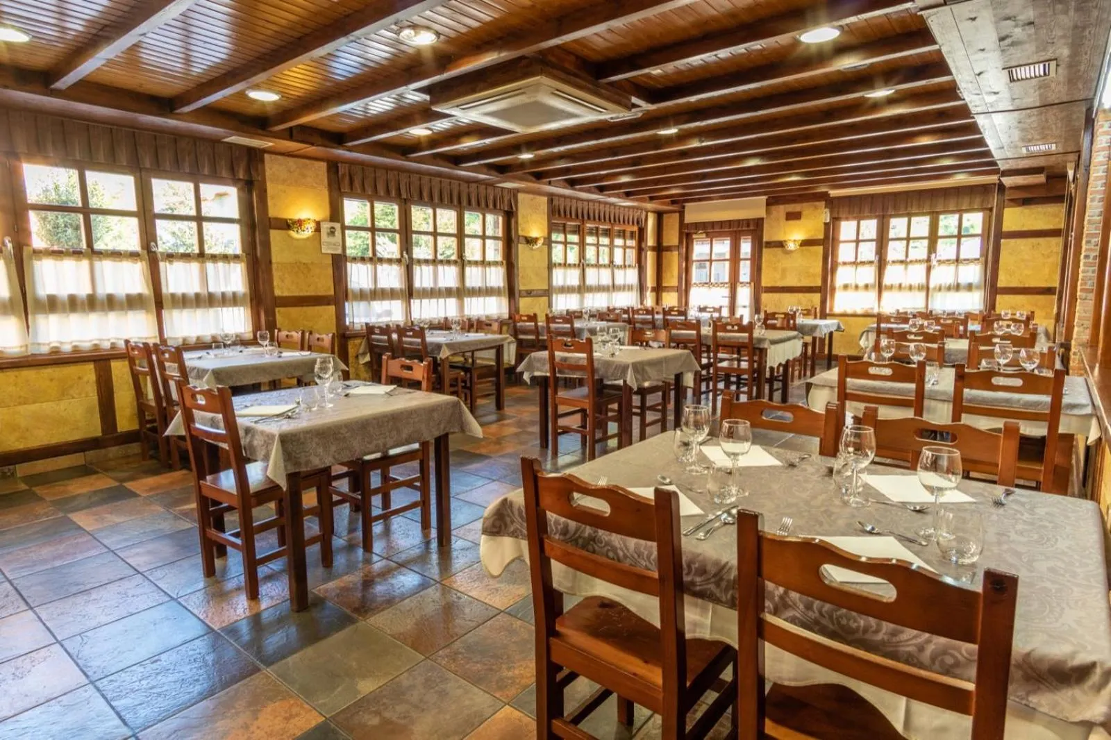 Restaurant/places to eat in Hotel Peña Pandos