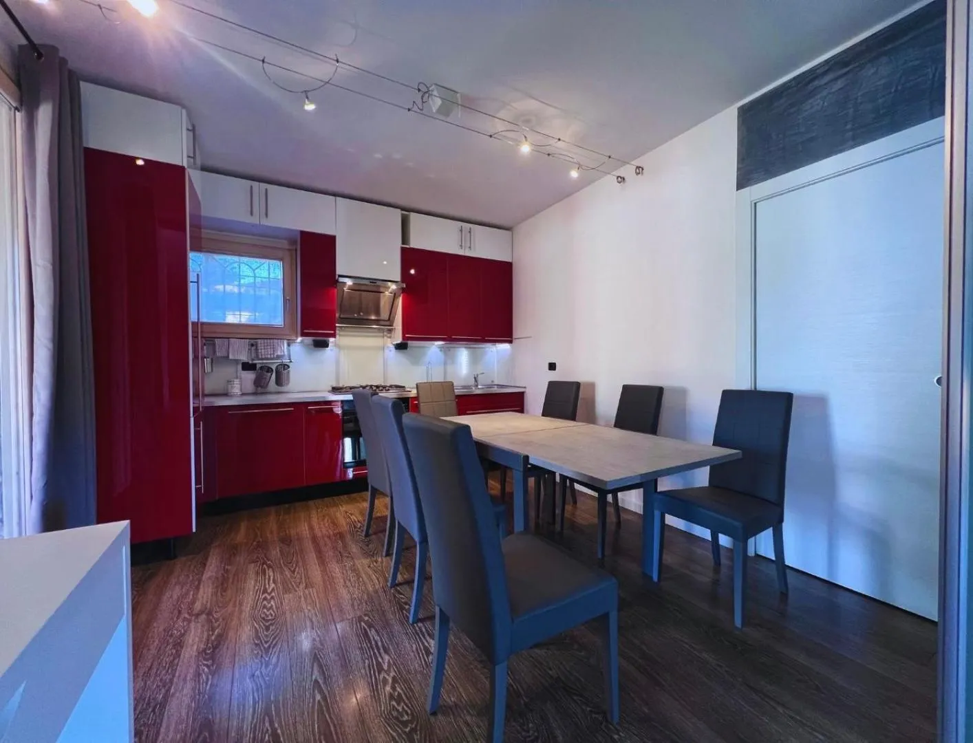 Dining area in B2In Suite & Office