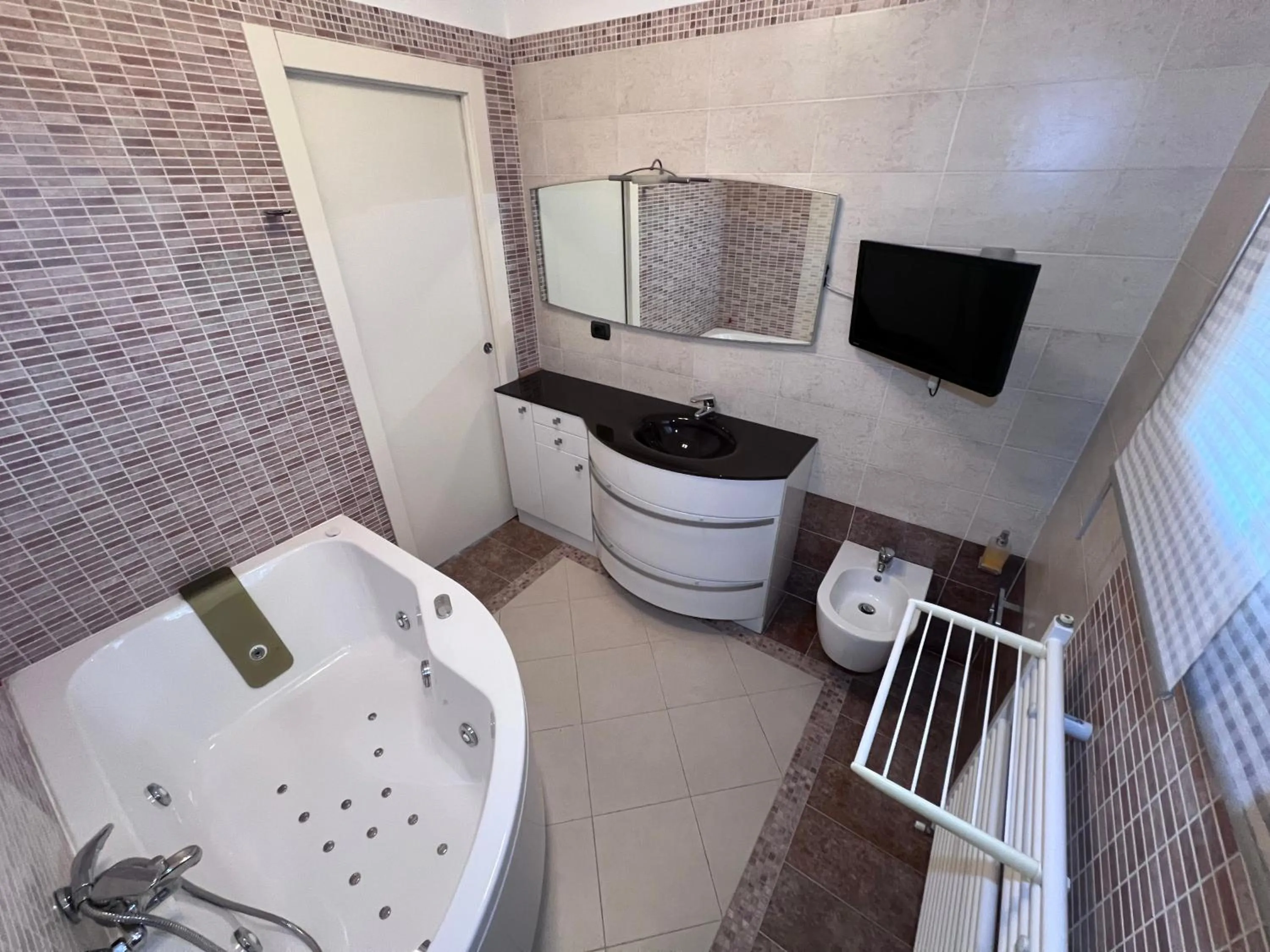 Shower in B2In Suite & Office