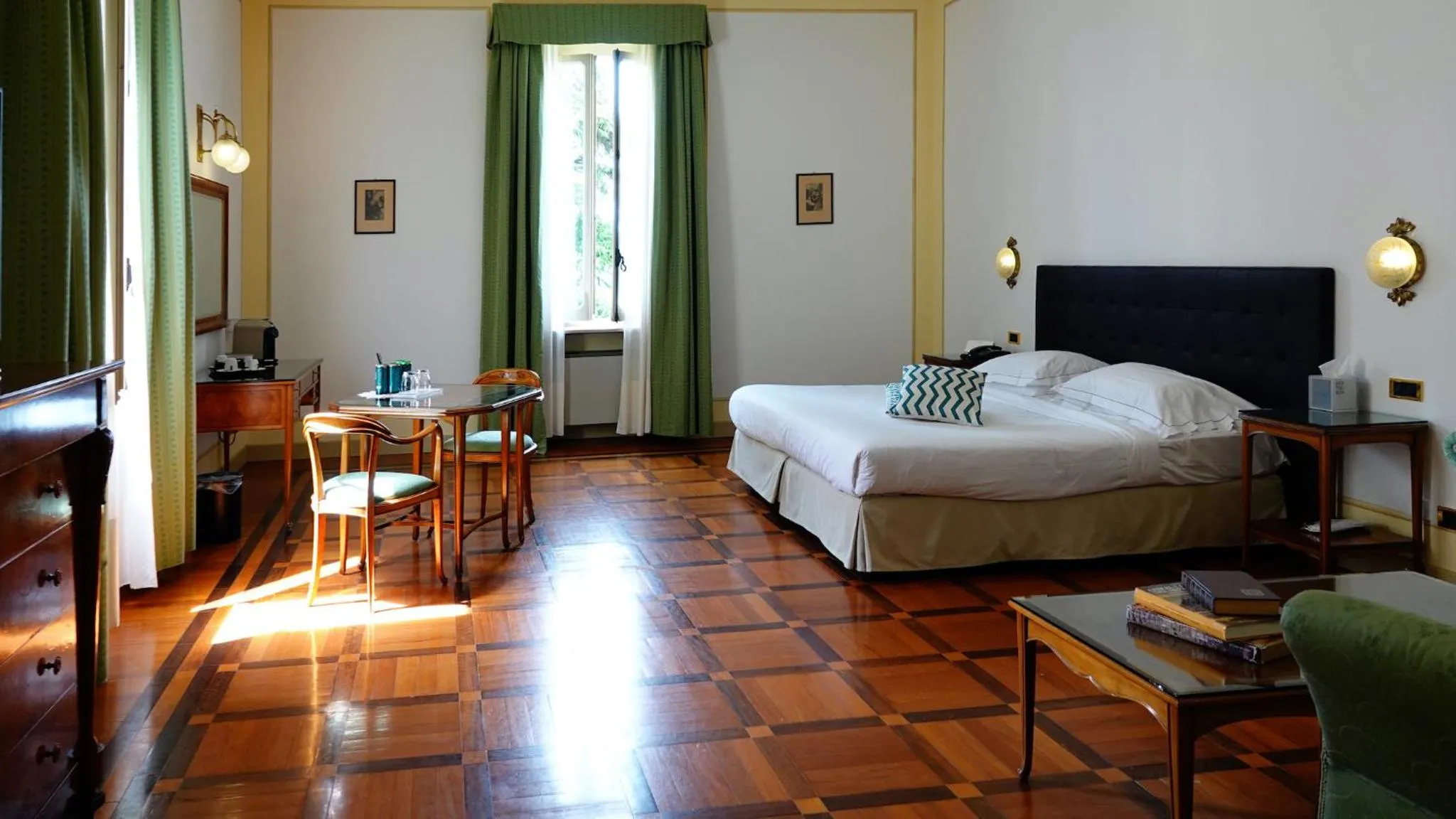 Living room, Bed in Hotel Villa La Bollina