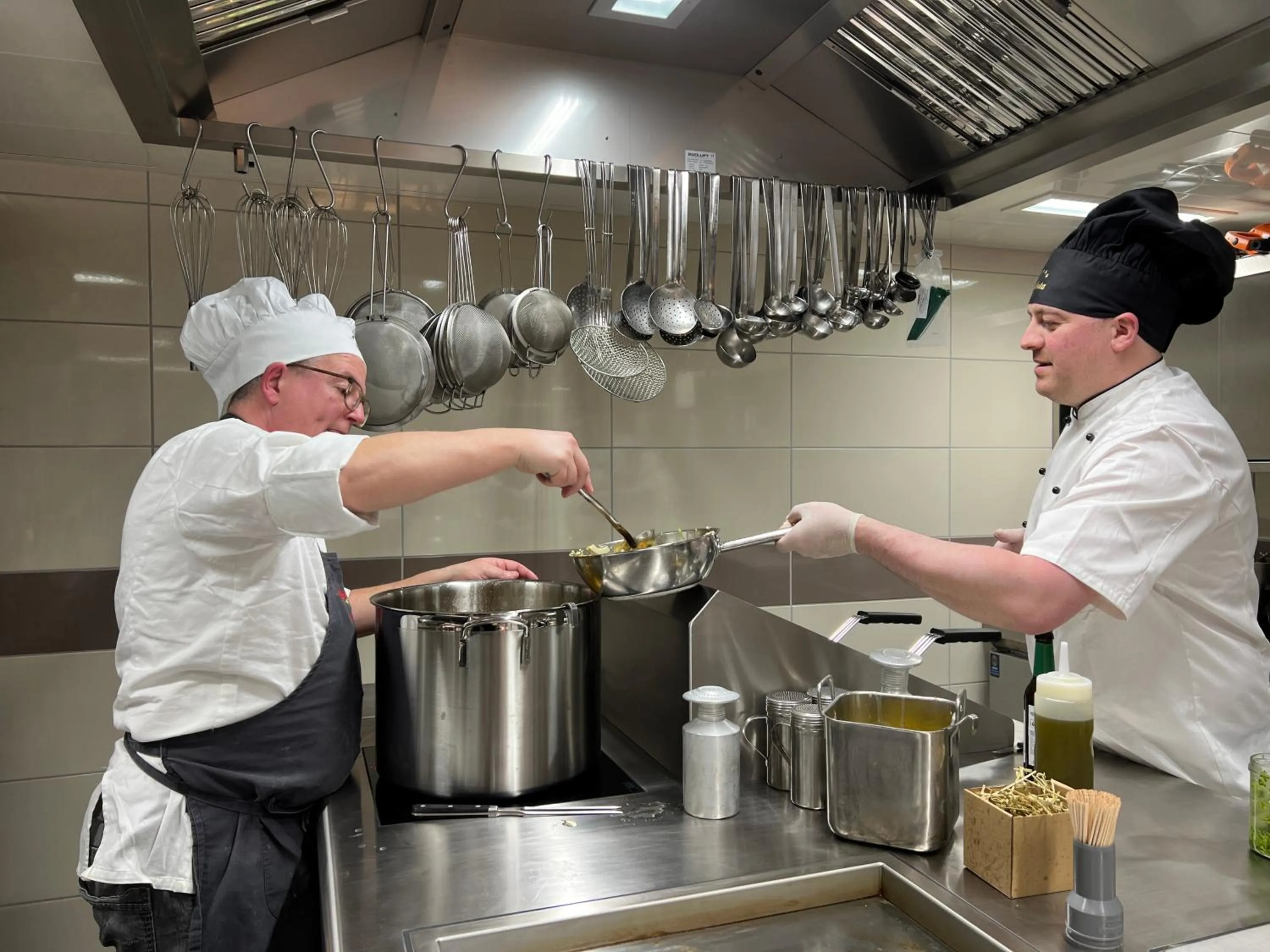 Kitchen or kitchenette in Hotel Zum Anker-THULLs Restaurant