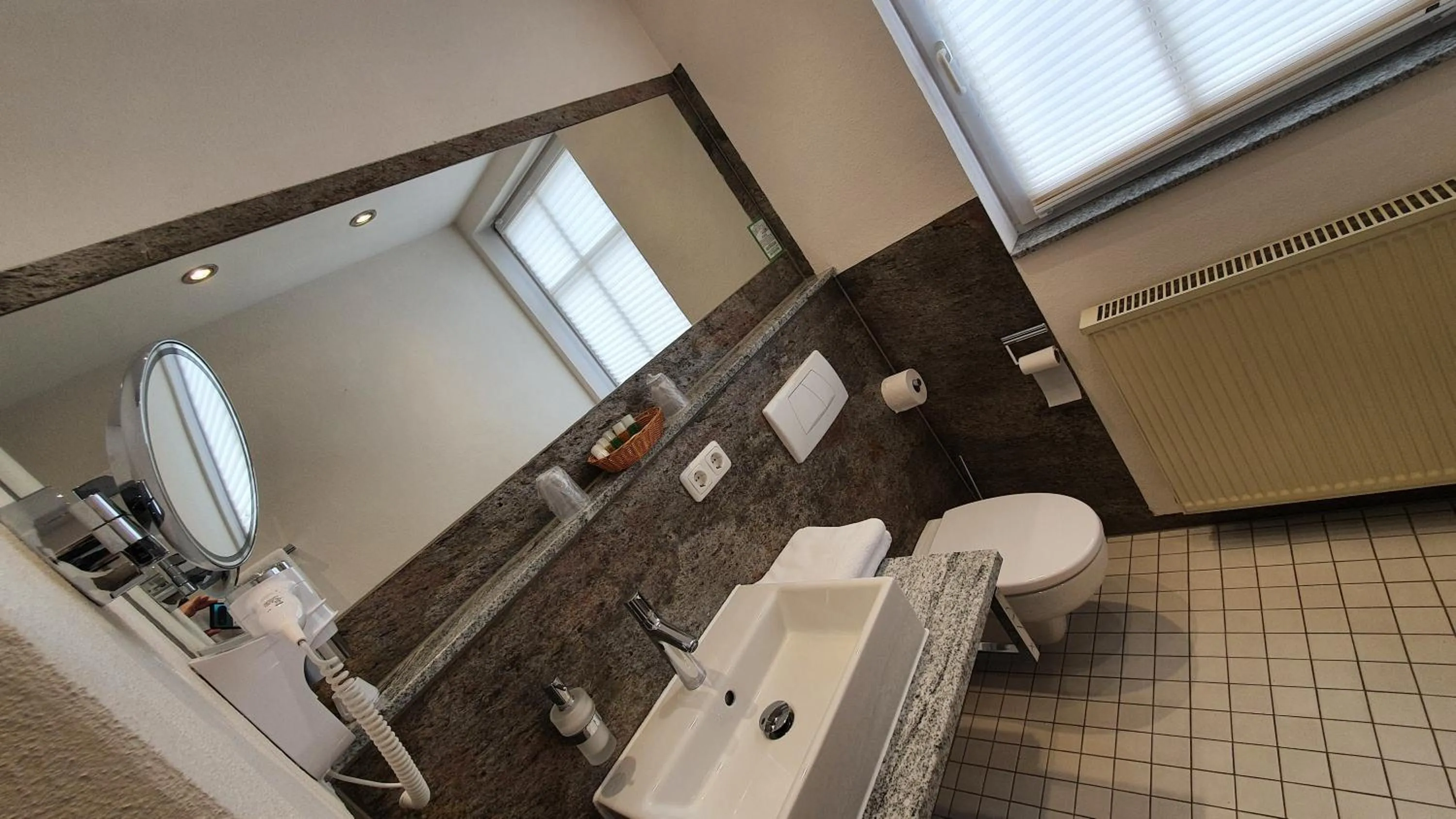 Toilet in Hotel Zum Anker-THULLs Restaurant