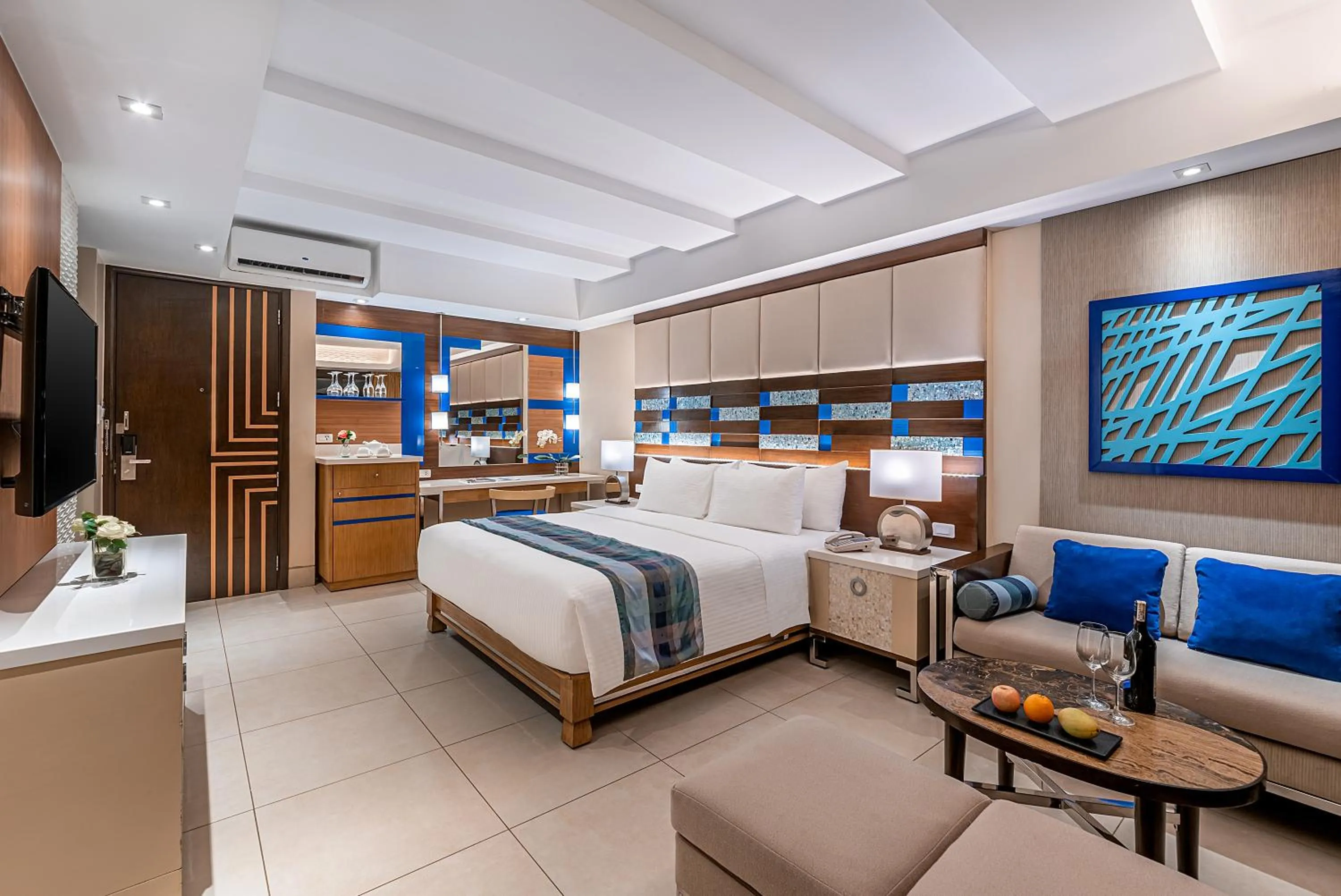 Bed in Henann Lagoon Resort