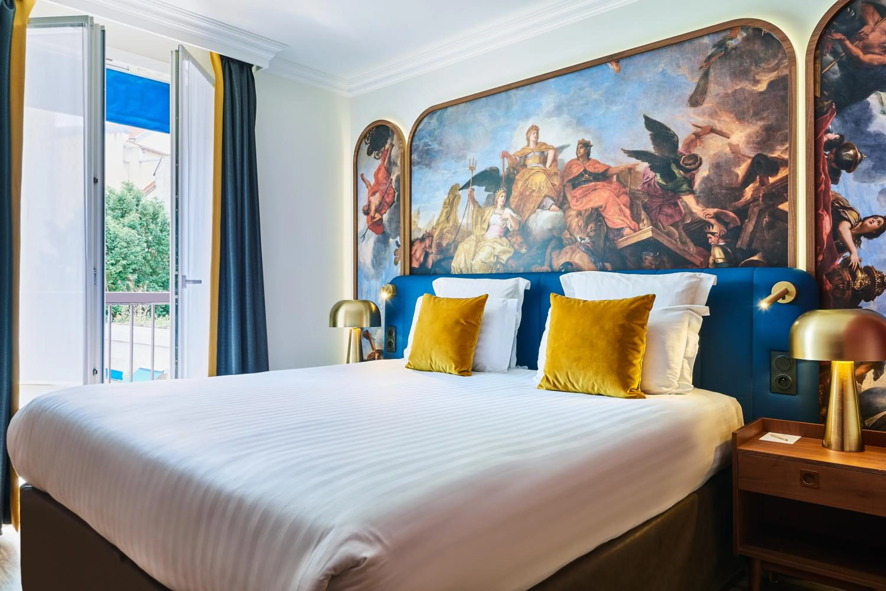 Bed in Hôtel Le Versailles