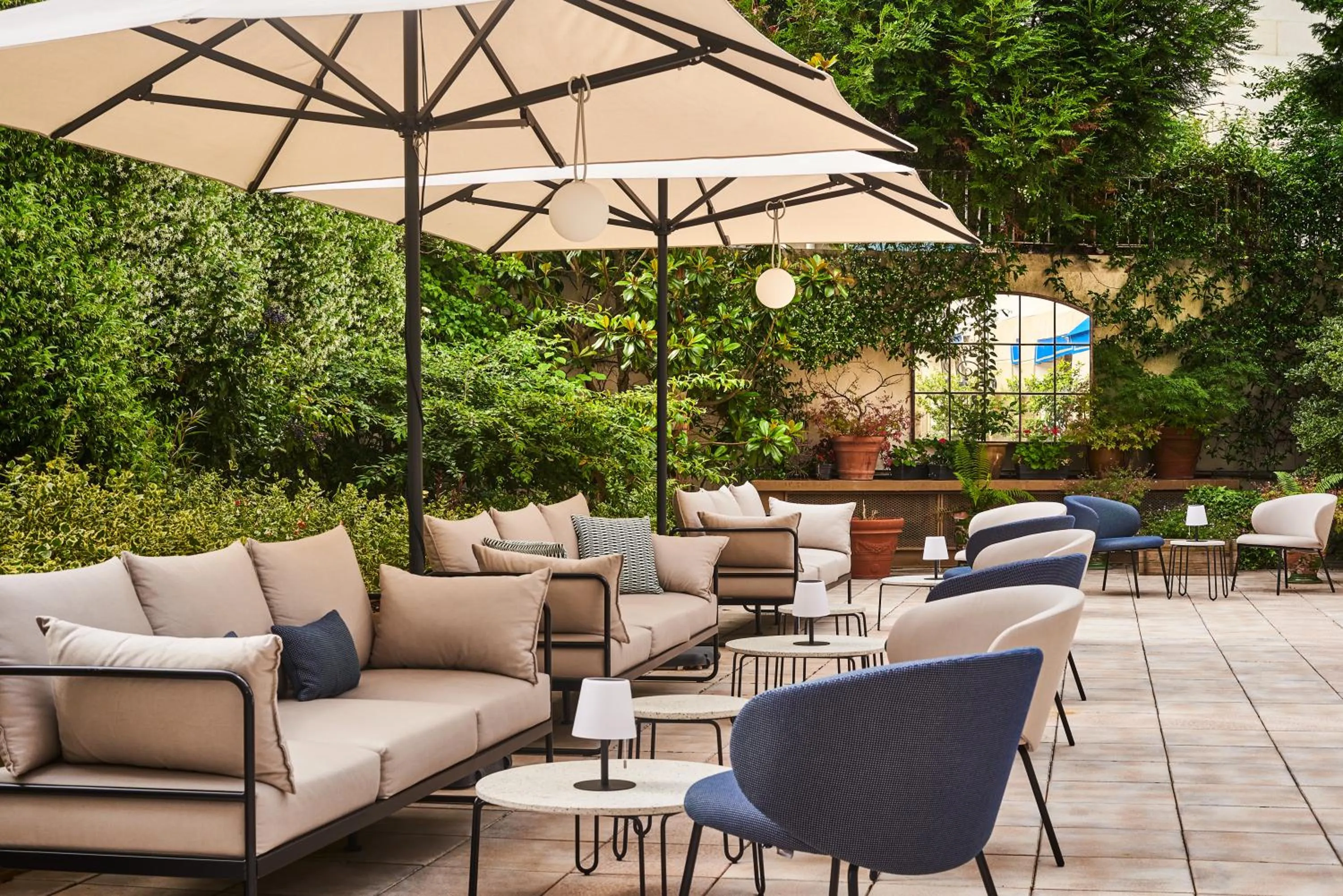 Patio in Hôtel Le Versailles