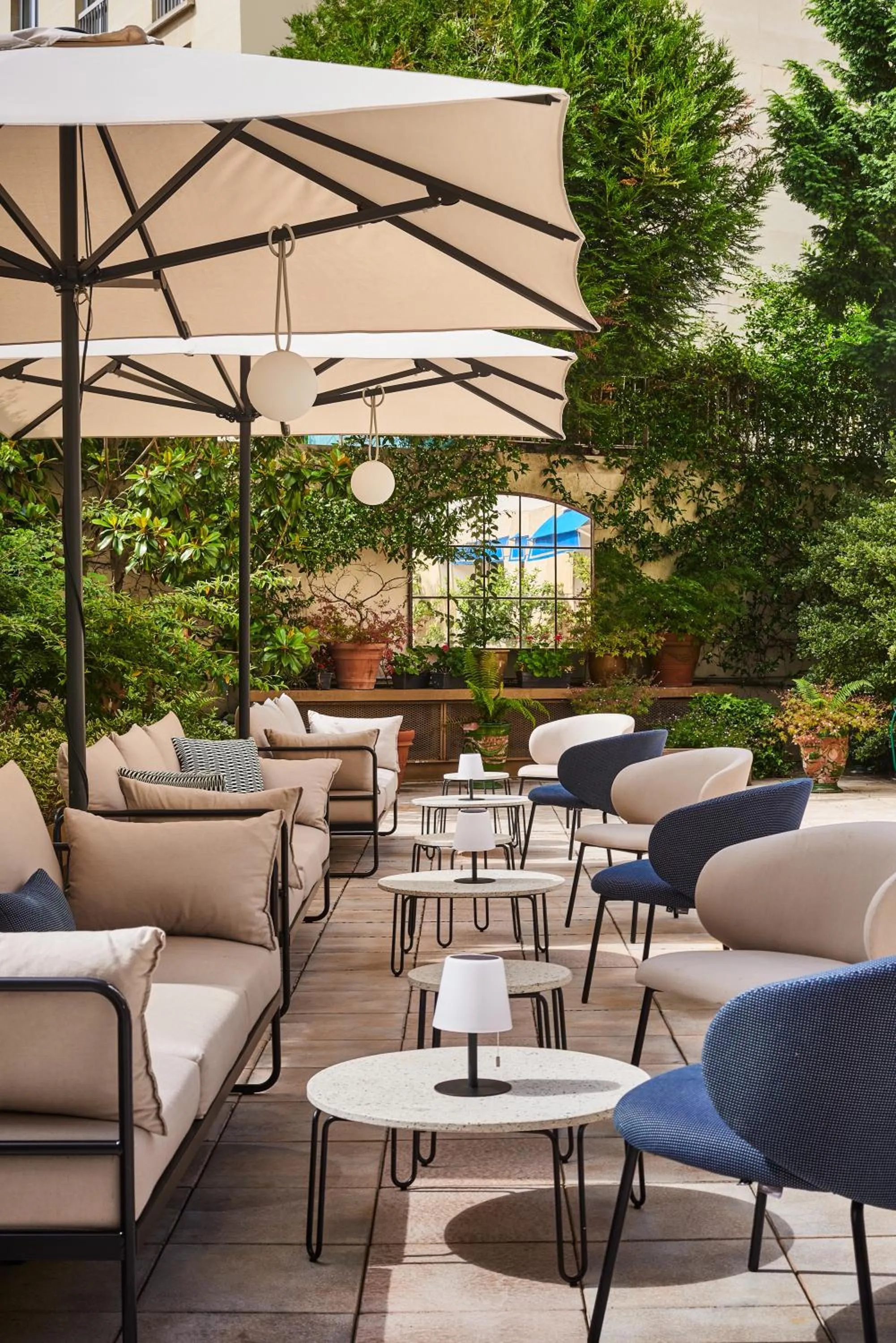 Patio in Hôtel Le Versailles