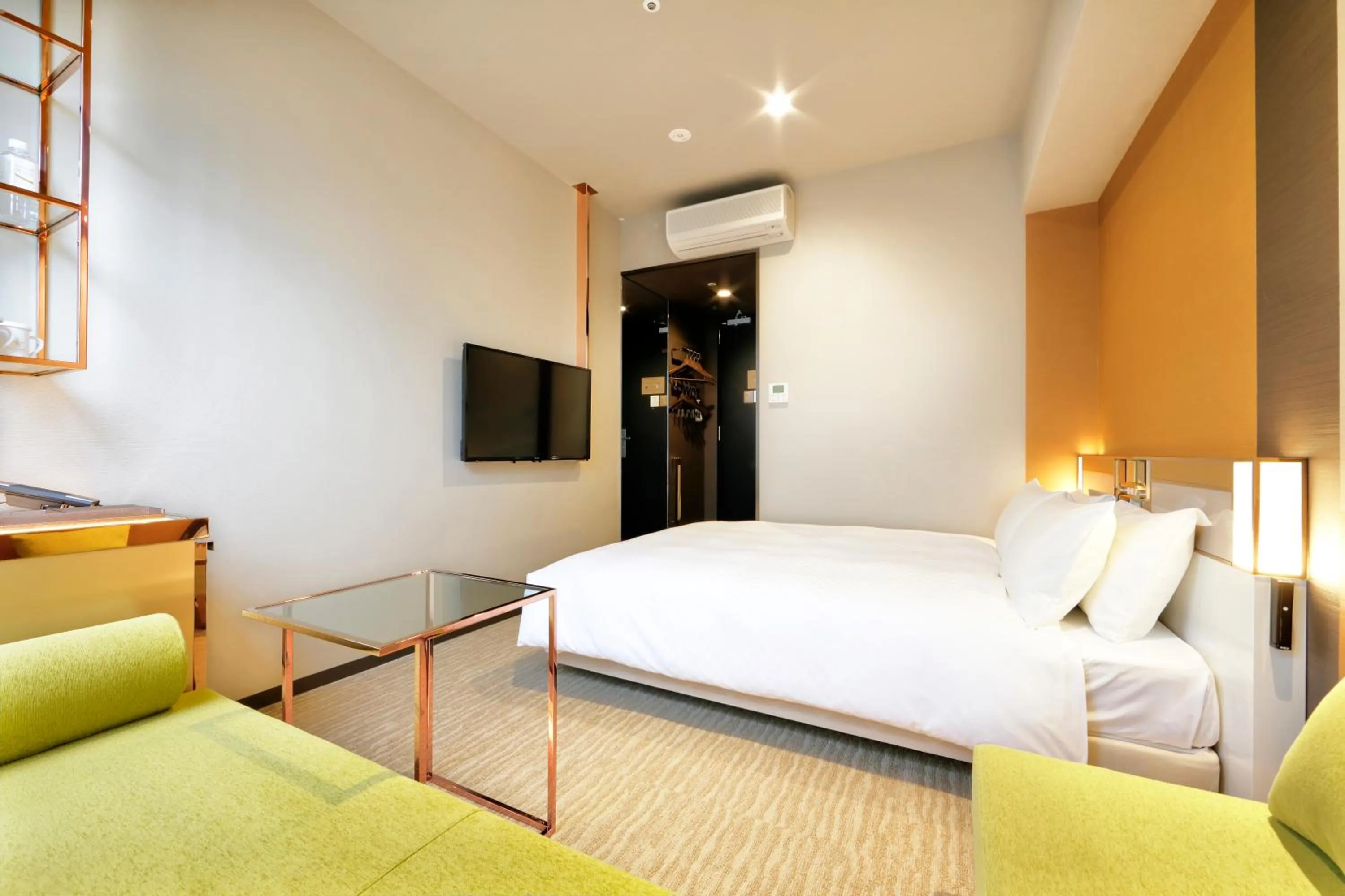 Photo of the whole room, Bed in Candeo Hotels Tokyo Roppongi