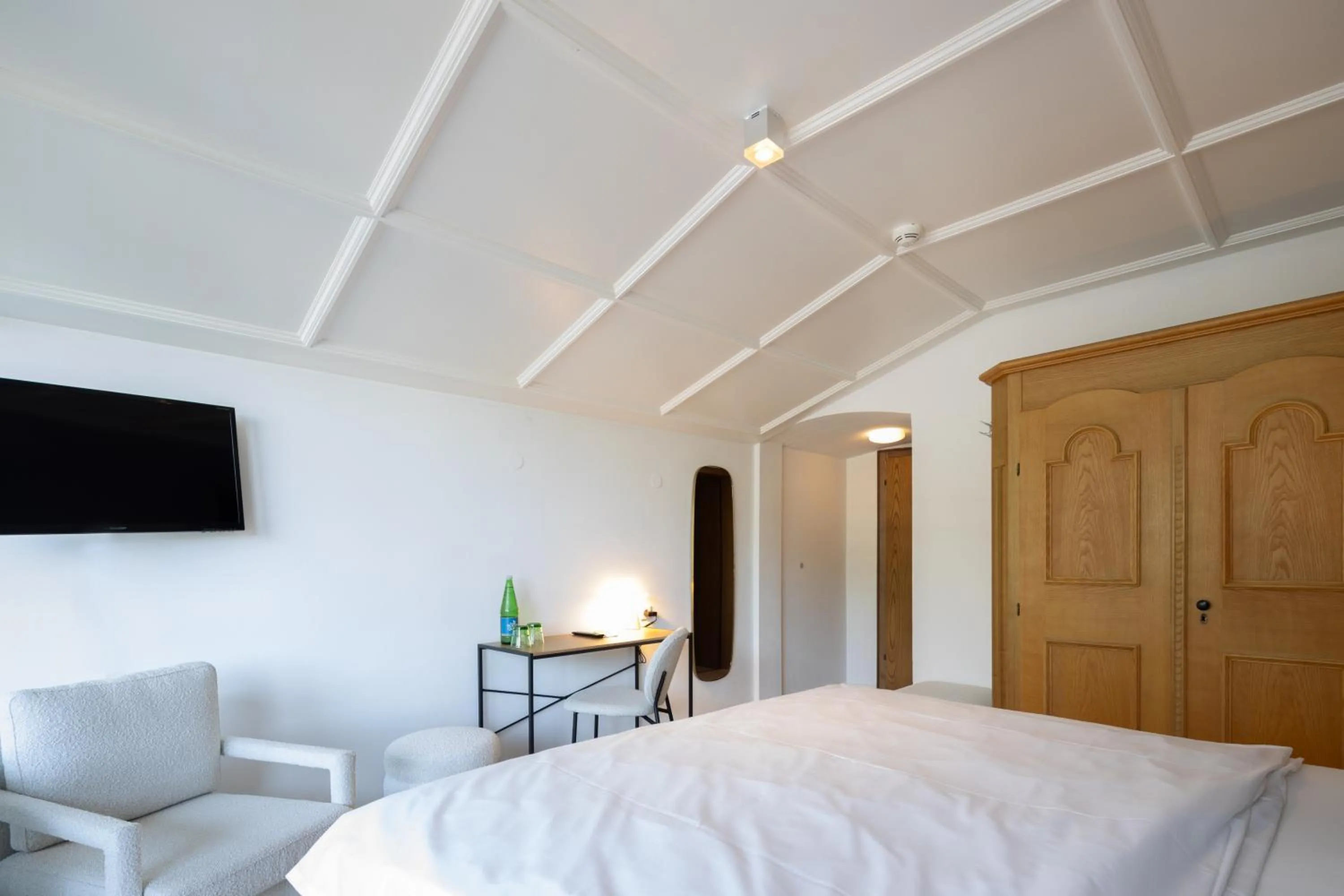 Photo of the whole room, Bed in Q! Hotel Maria Theresia