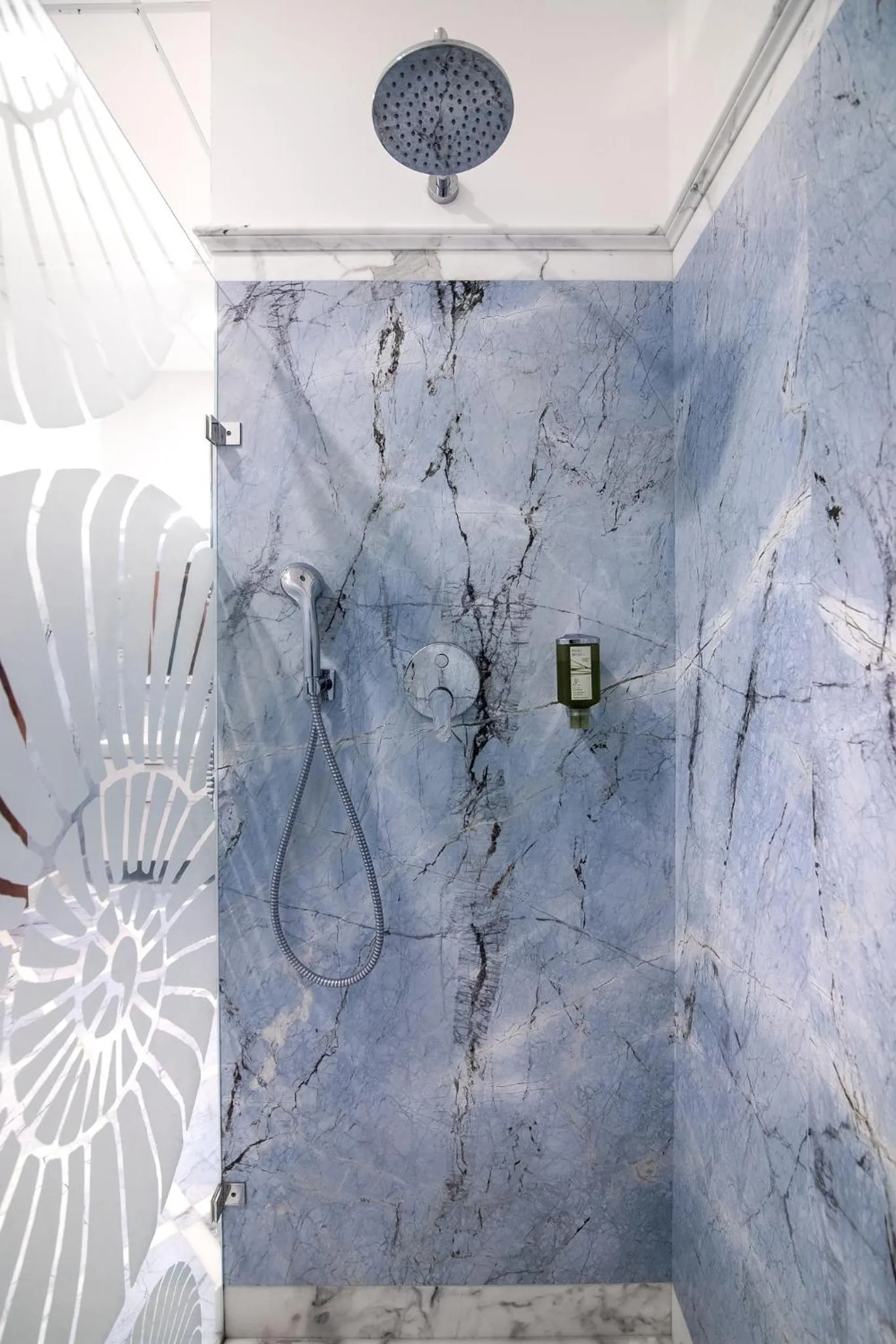 Shower in Hotel Park Kajetany