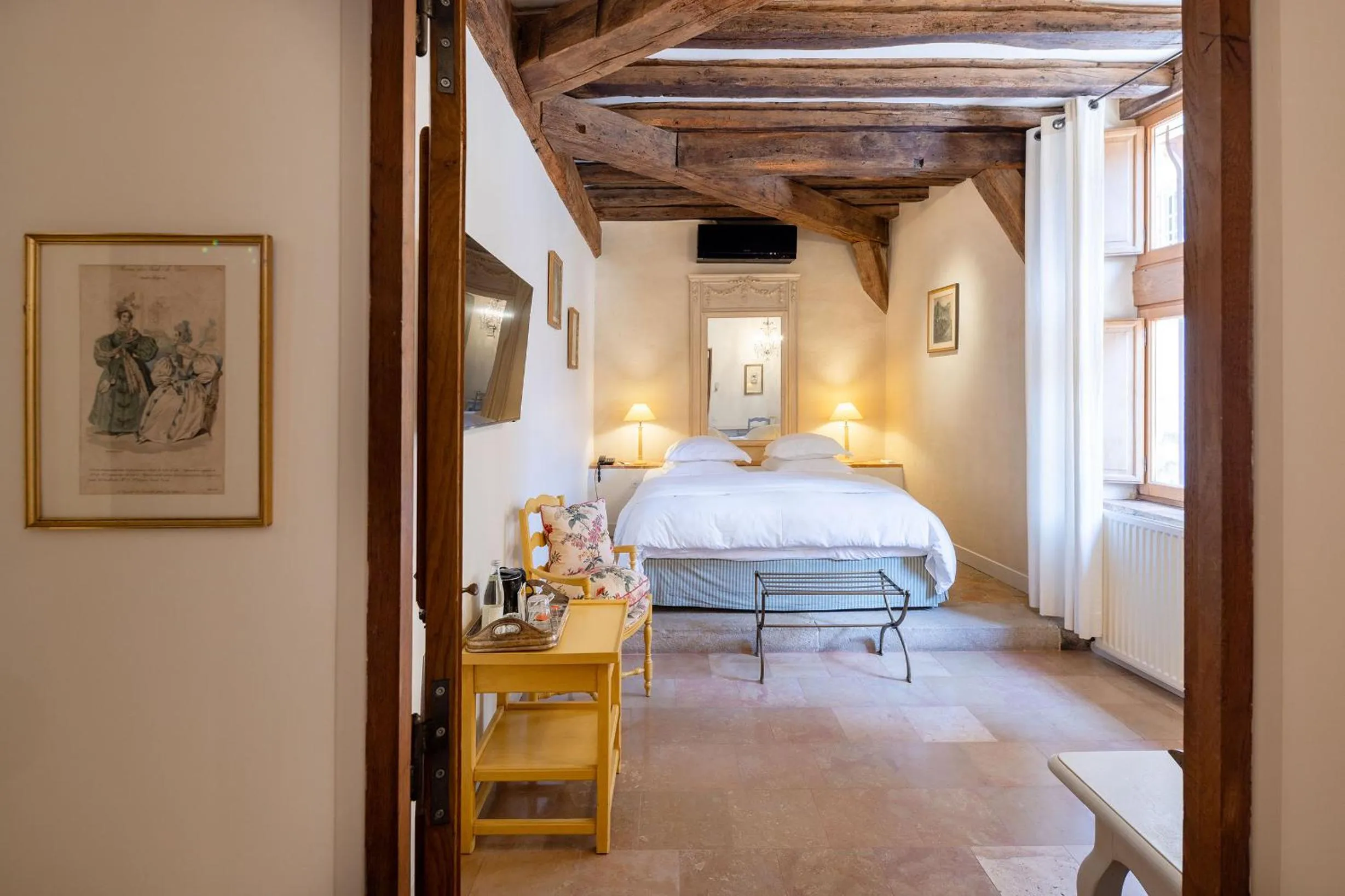 Photo of the whole room, Bed in Le Champ des Oiseaux Hôtel & Spa