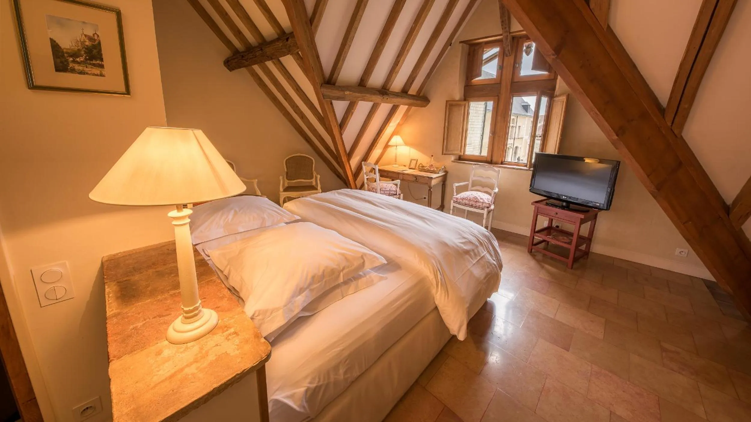 Photo of the whole room, Bed in Le Champ des Oiseaux Hôtel & Spa