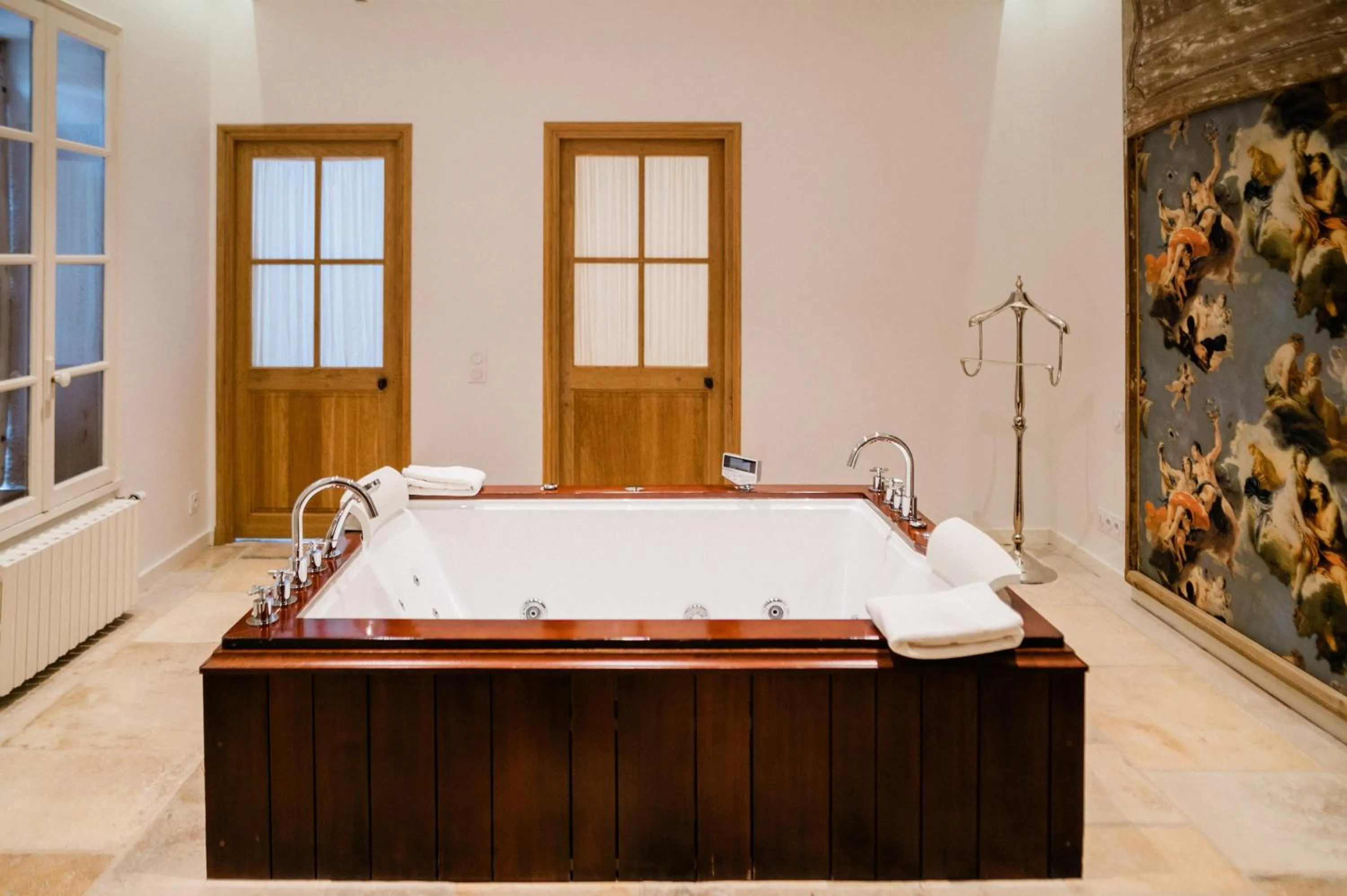 Hot Tub, Bed in Le Champ des Oiseaux Hôtel & Spa