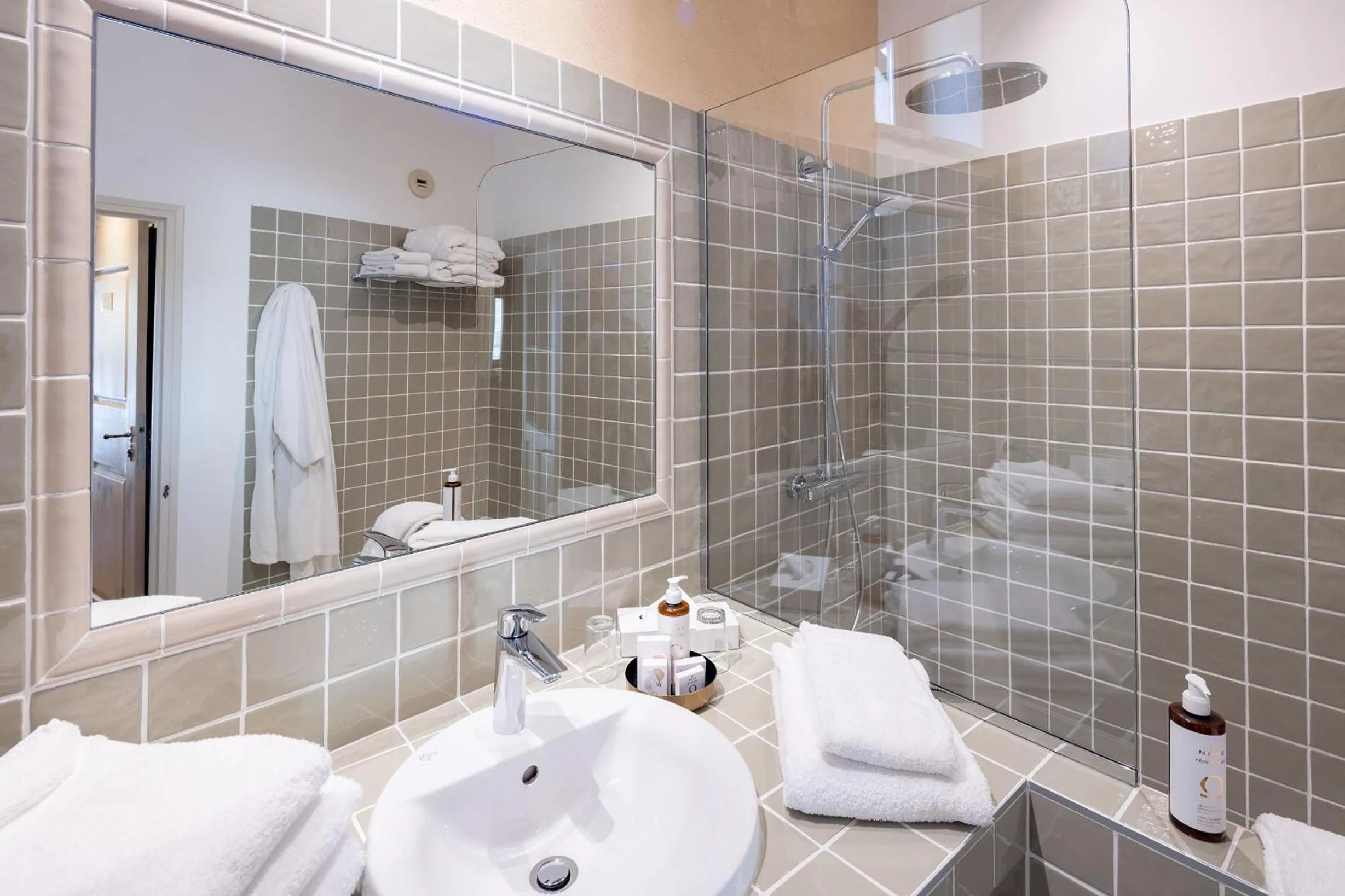 Bathroom in Le Champ des Oiseaux Hôtel & Spa