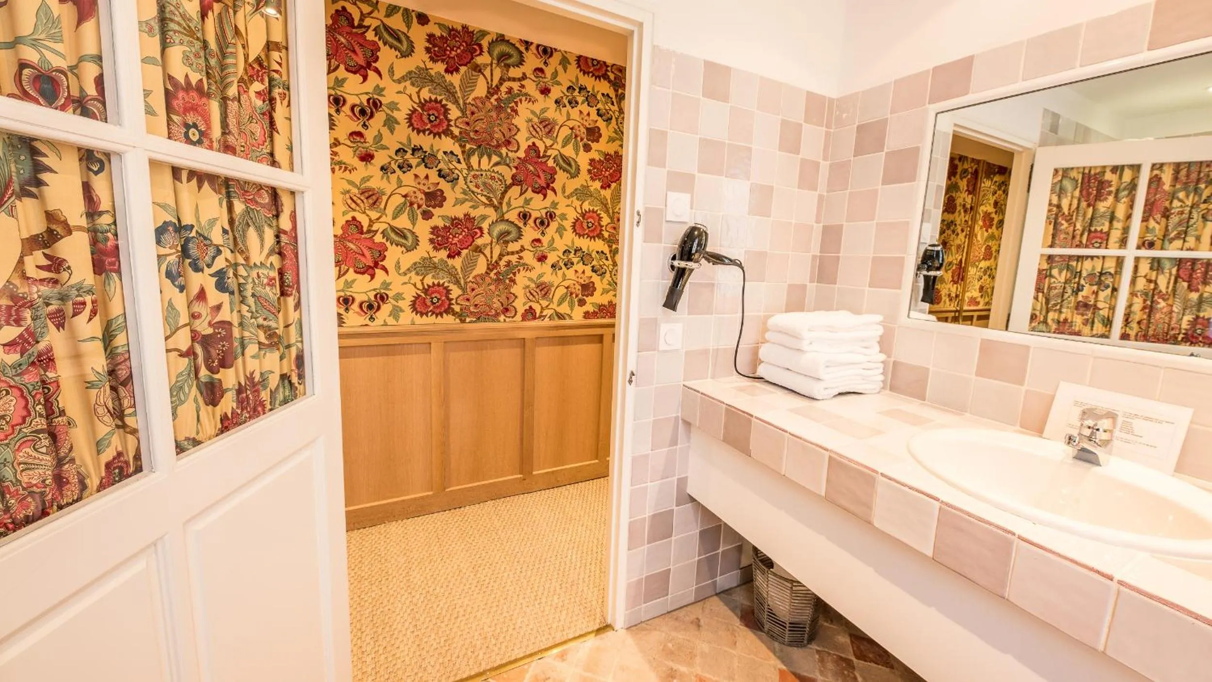 Bathroom in Le Champ des Oiseaux Hôtel & Spa