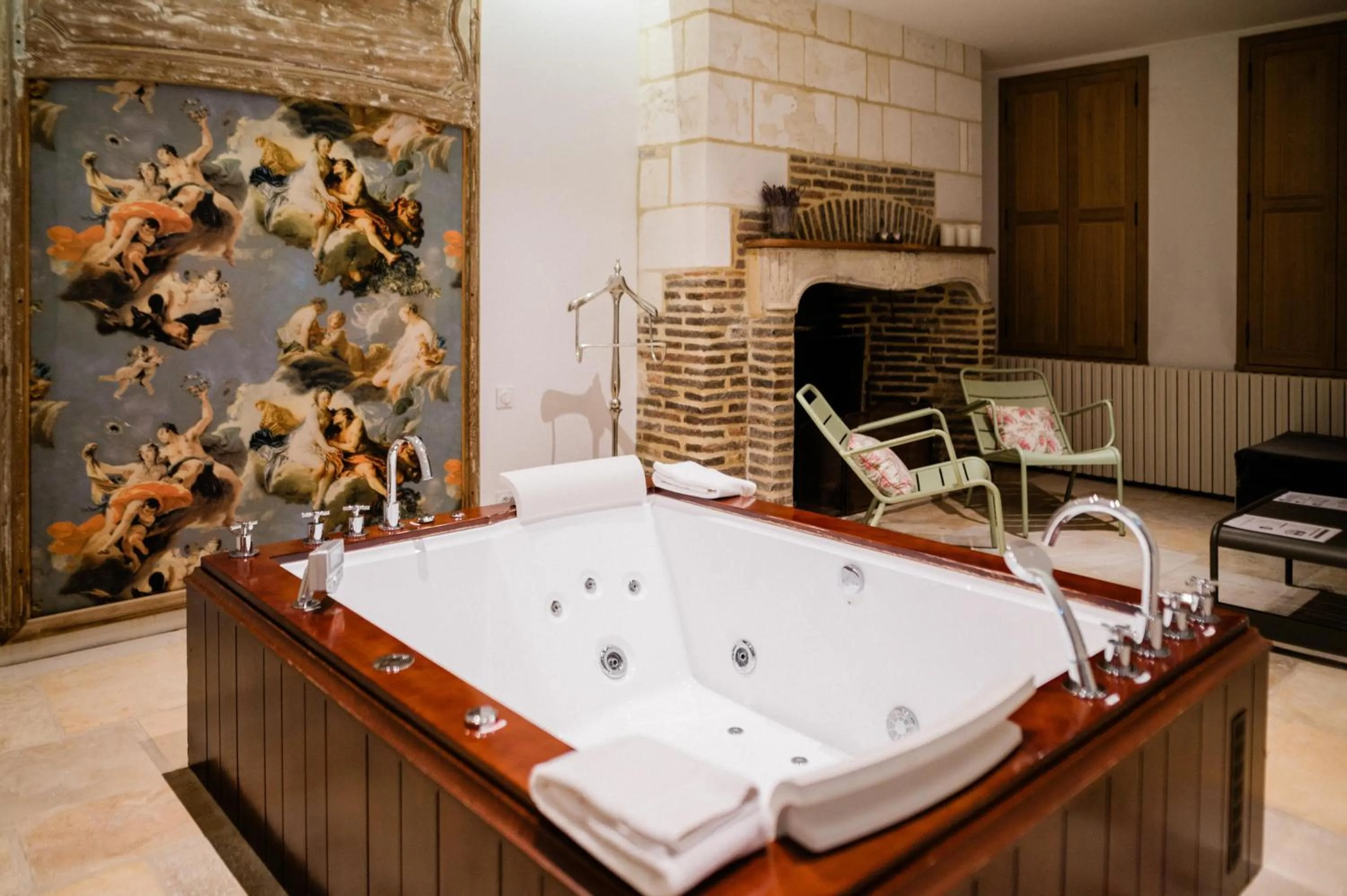 Hot Tub in Le Champ des Oiseaux Hôtel & Spa