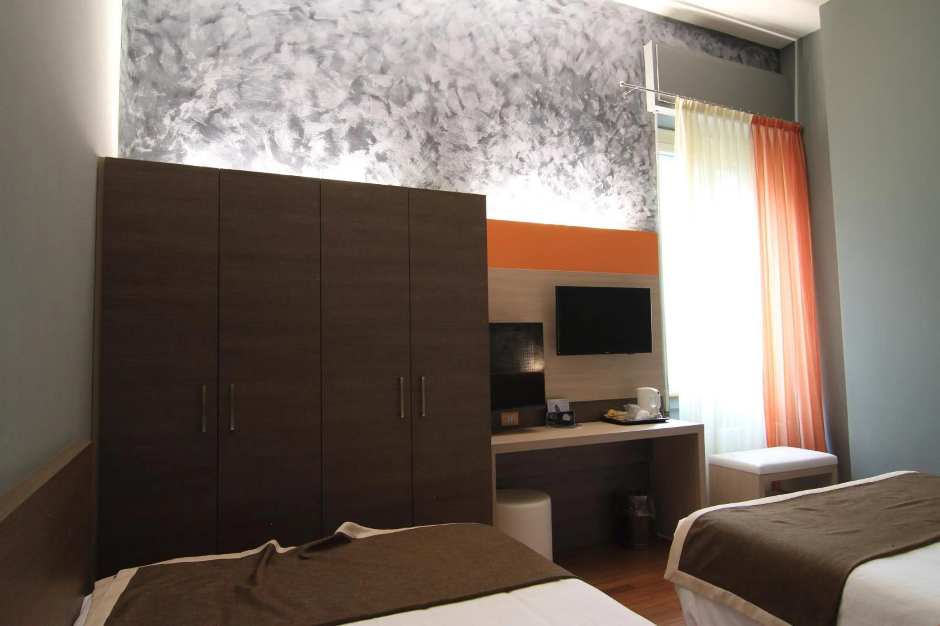 Bathroom, Bed in Hotel Metrò