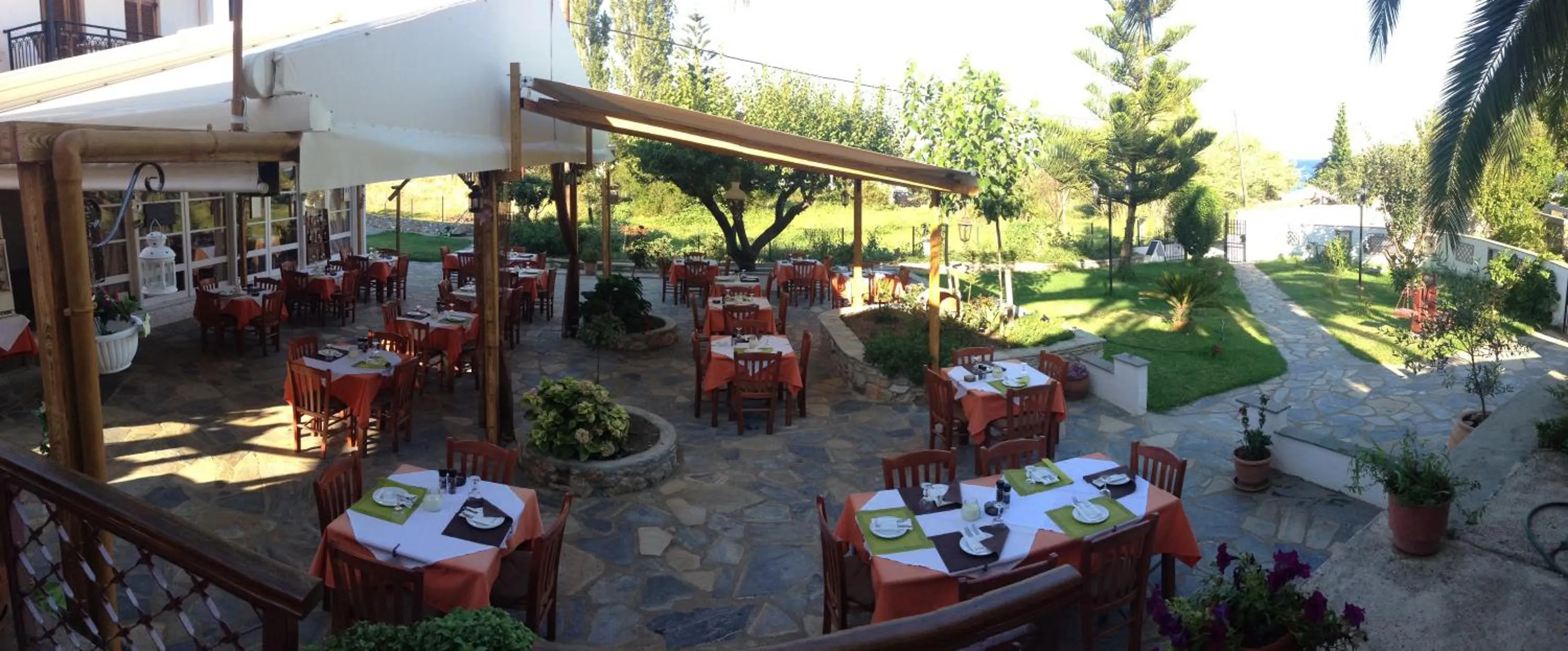 Restaurant/places to eat in Vontzos Hotel