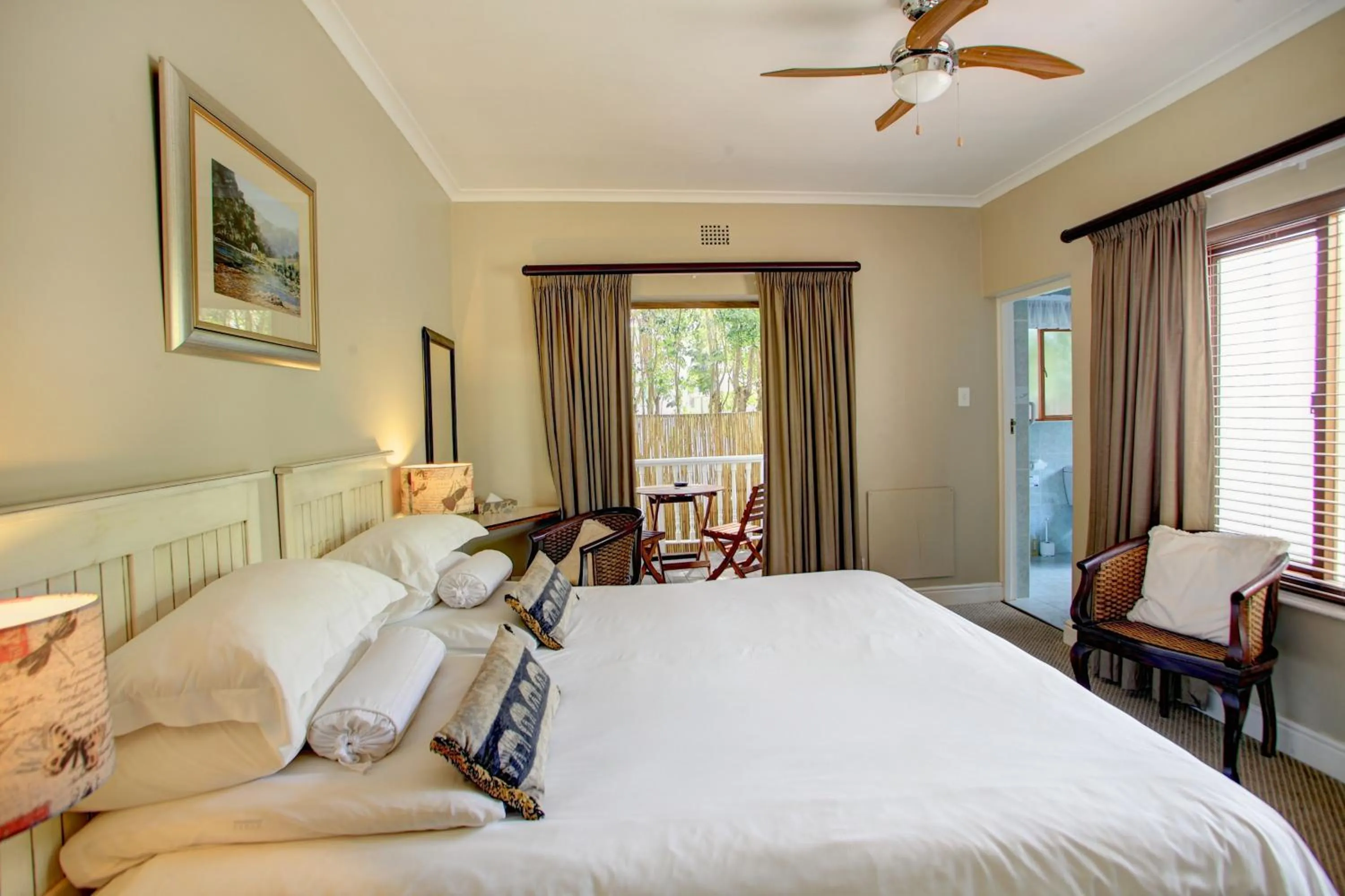 Bedroom, Bed in Waterfront Lodge