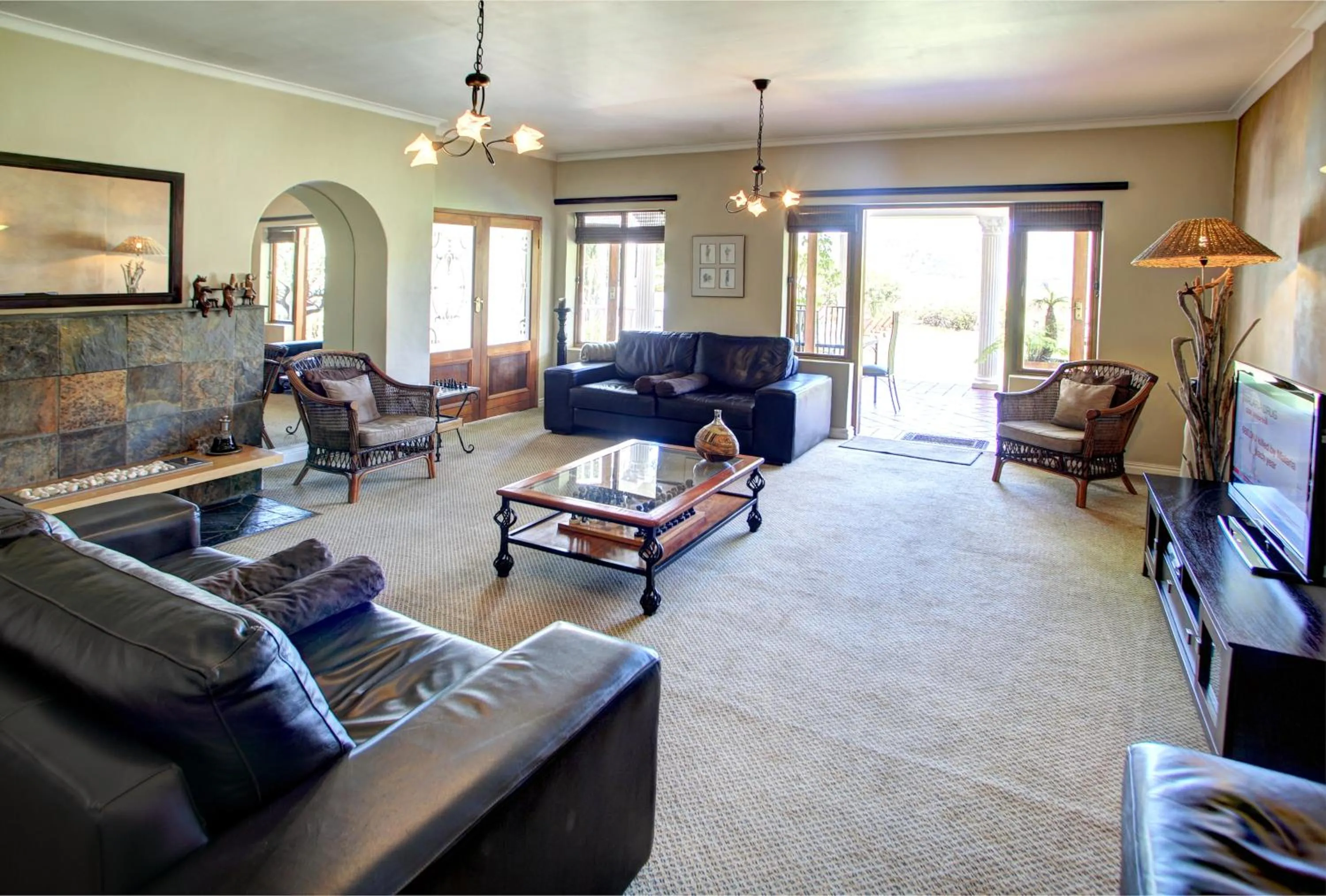 Communal lounge/ TV room in Waterfront Lodge