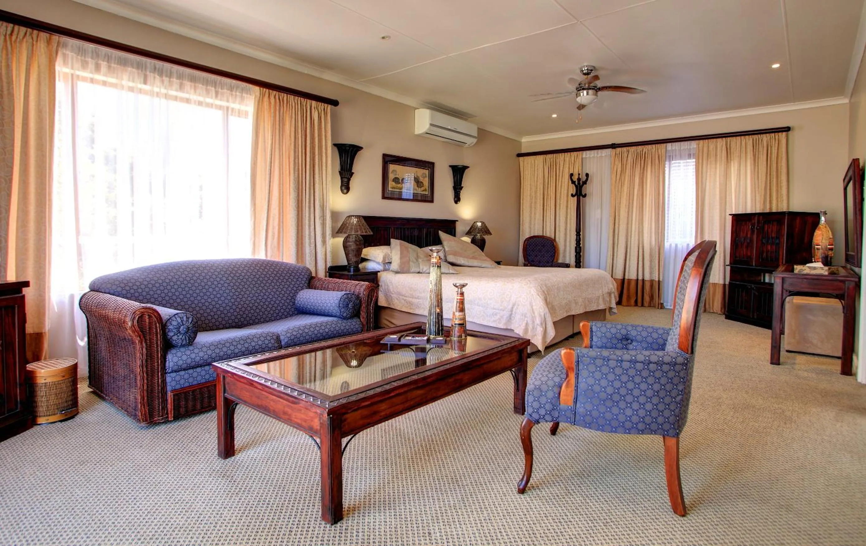 Bedroom, Bed in Waterfront Lodge