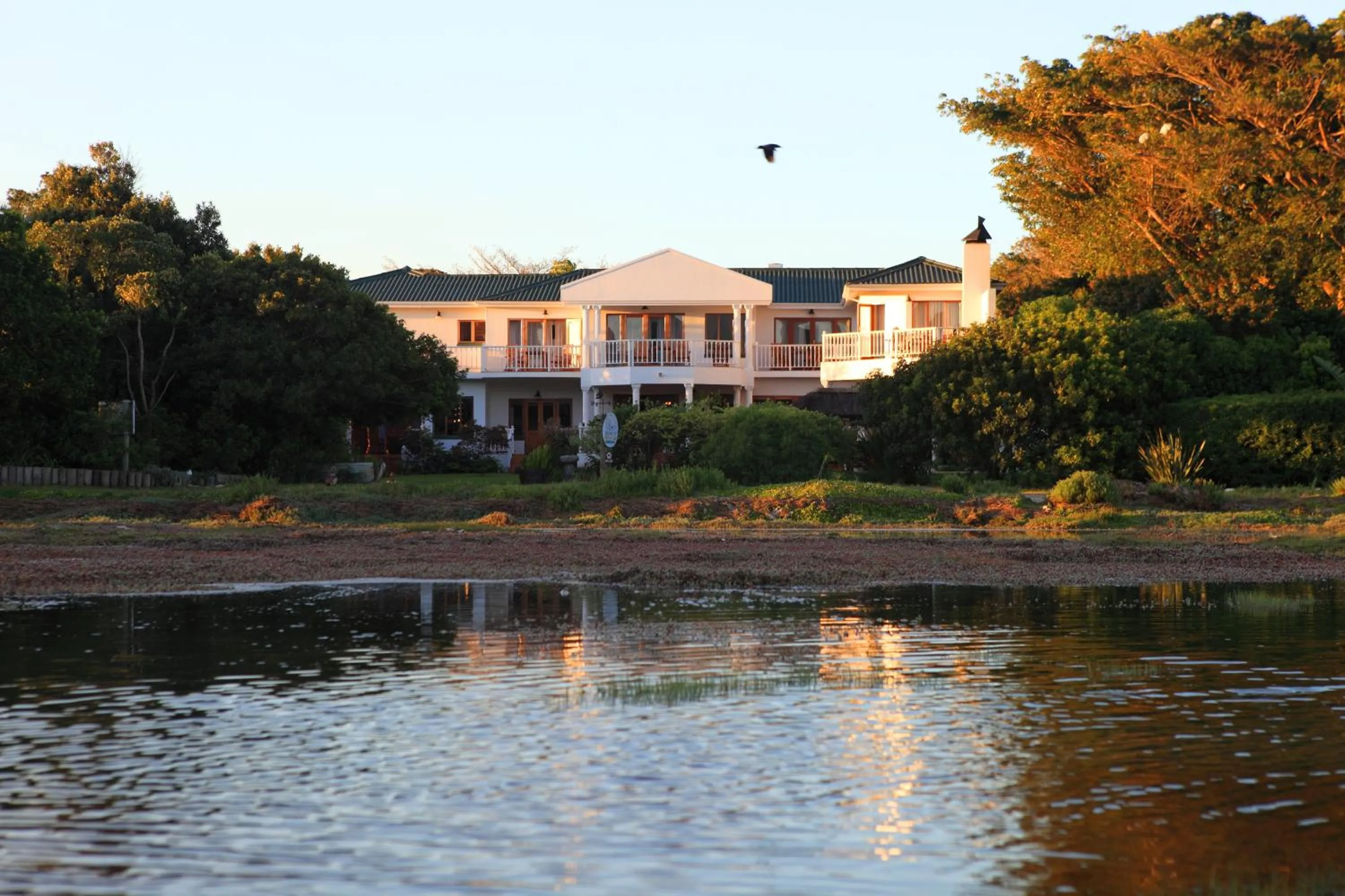 Facade/entrance in Waterfront Lodge