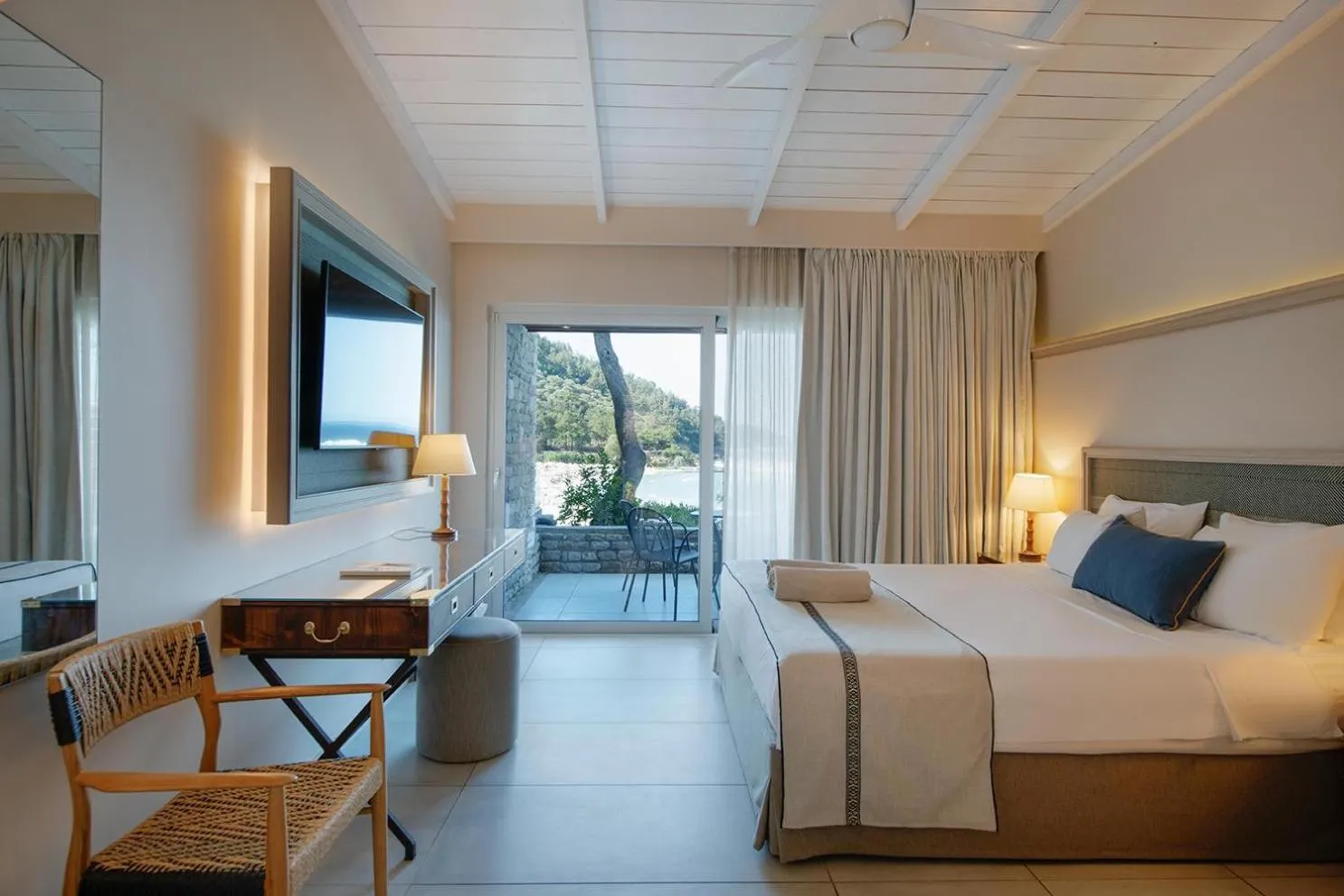 Photo of the whole room, Bed in Makryammos