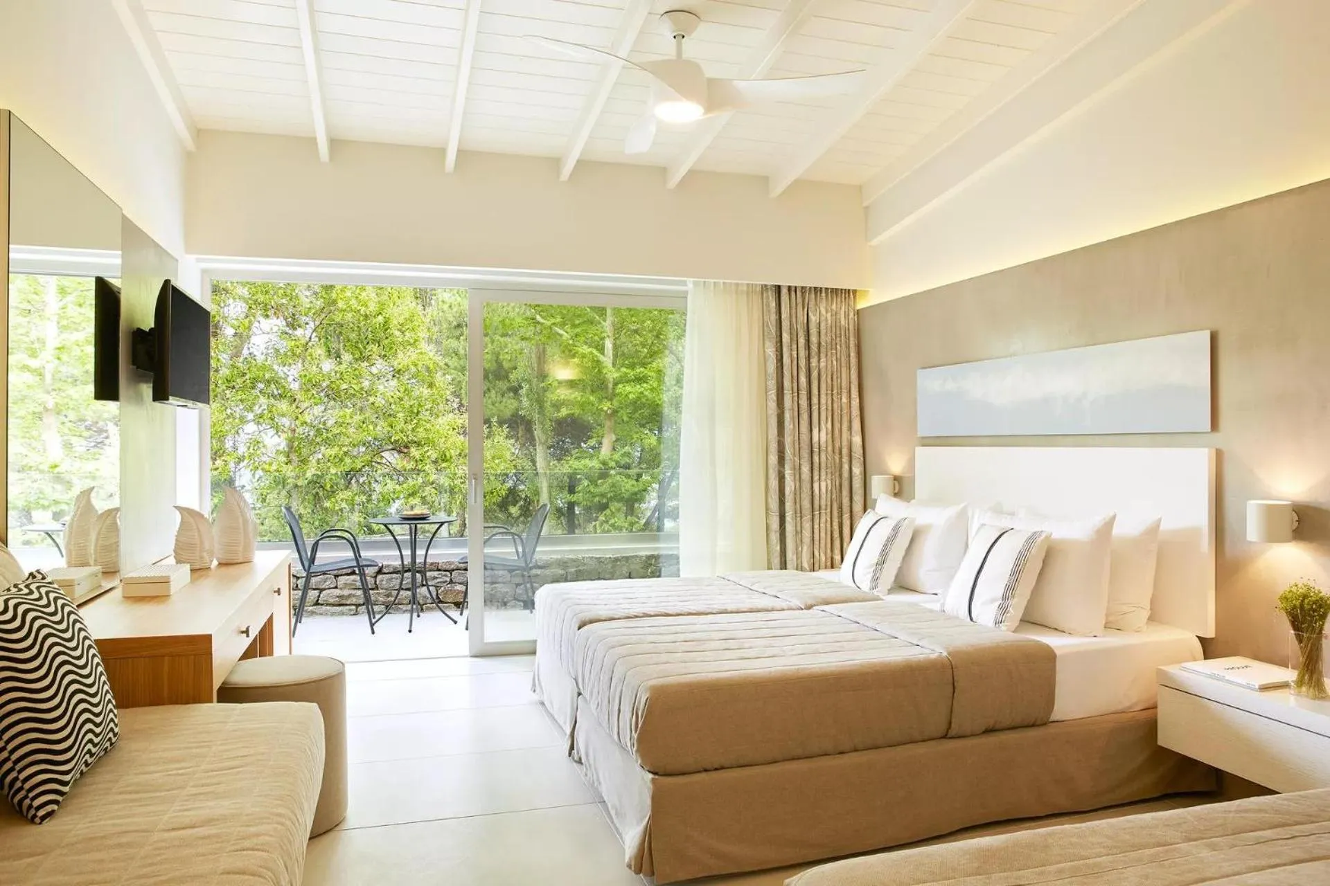 Photo of the whole room, Bed in Makryammos