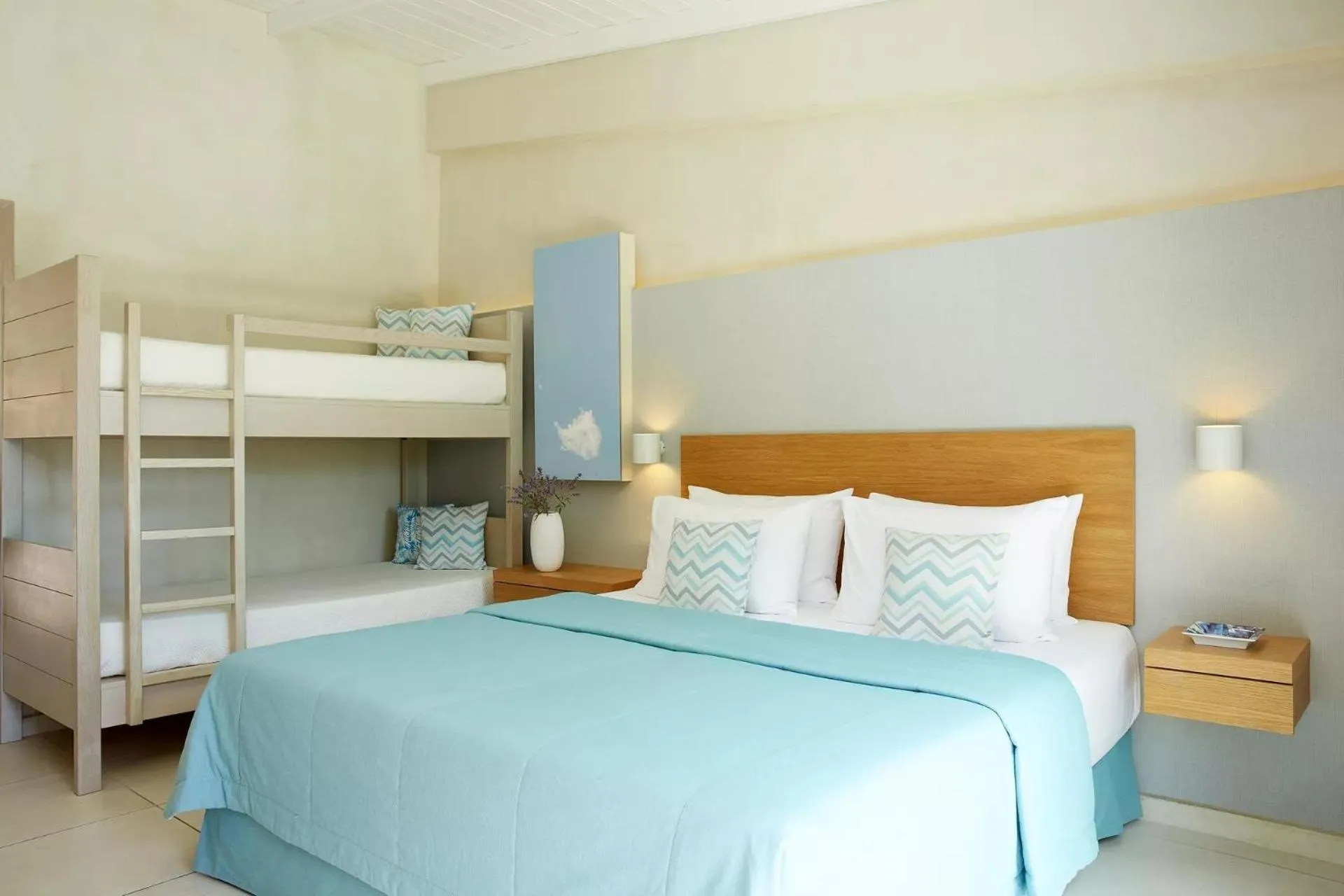 Photo of the whole room, Bed in Makryammos