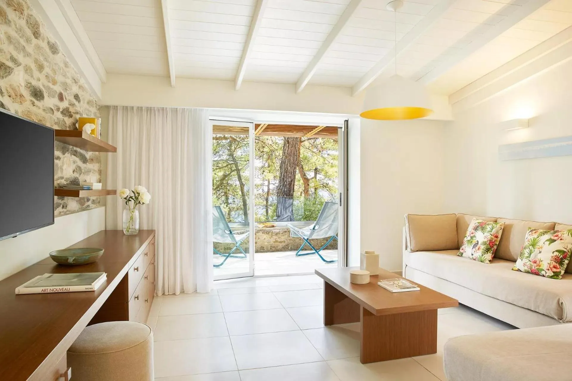 Photo of the whole room in Makryammos