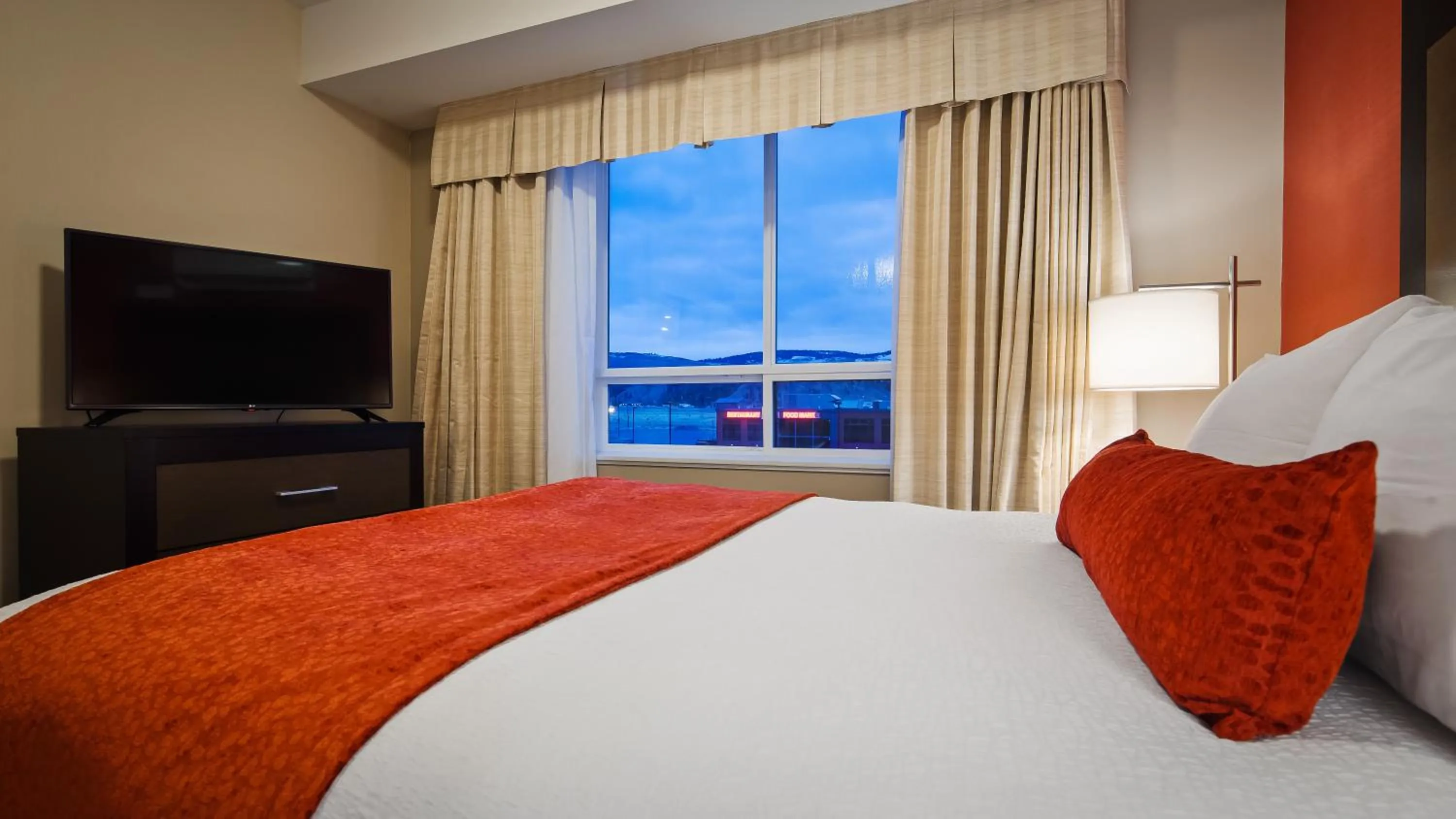 Bedroom in Best Western Plus Merritt Hotel