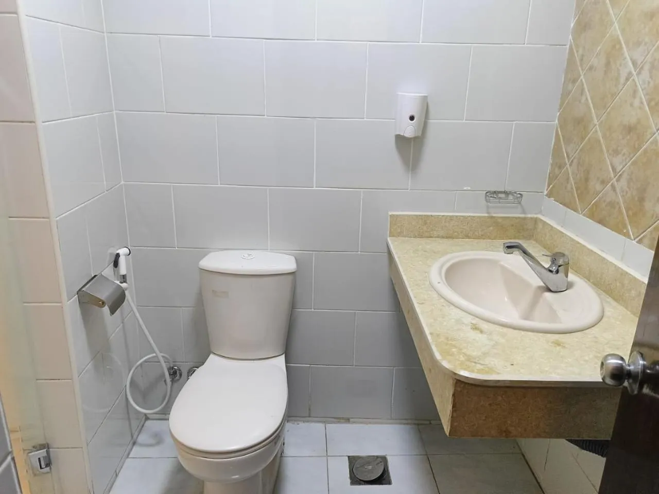 Toilet in Aura Inn Hotel Cairo