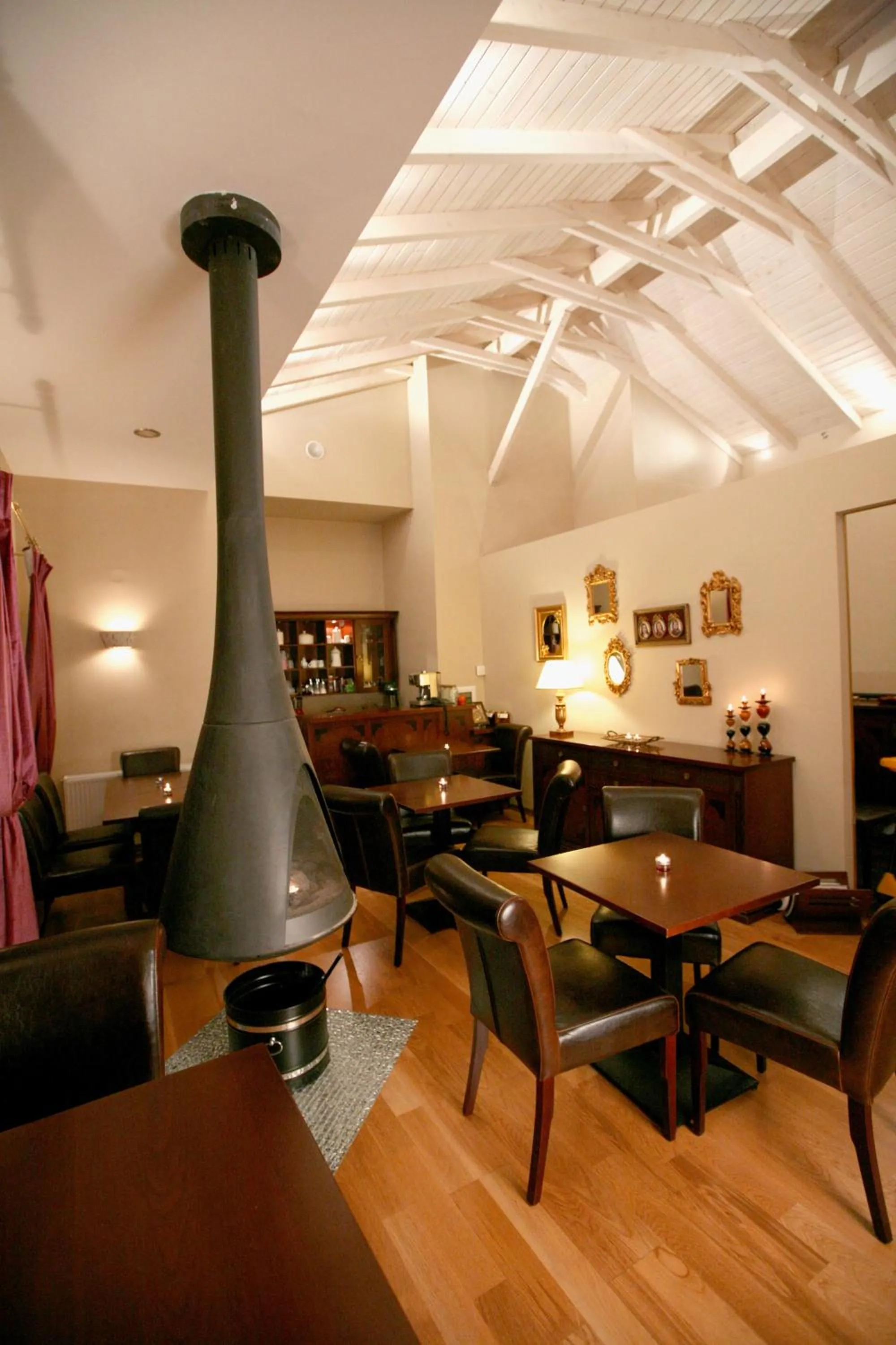 Communal lounge/ TV room in Epavlis Meteora Suites Hotel