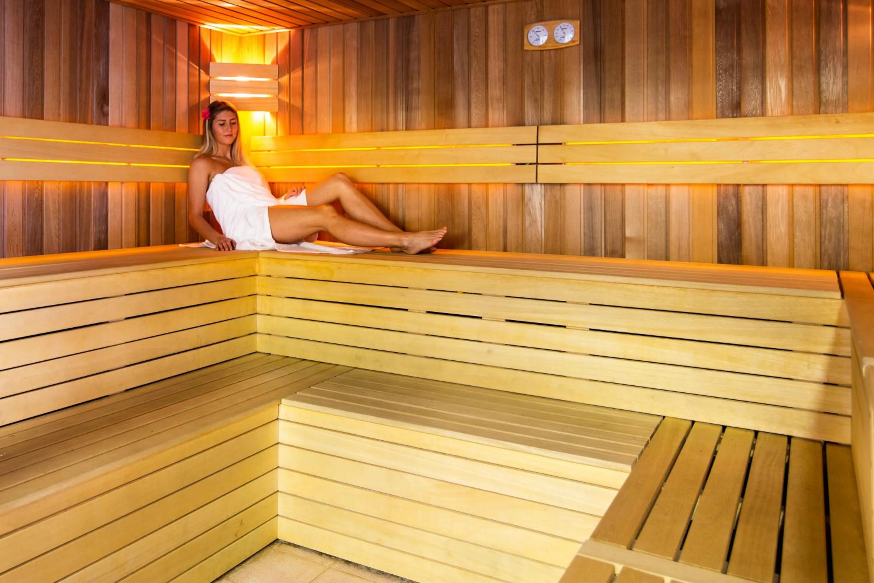 People in Hotel Victoria