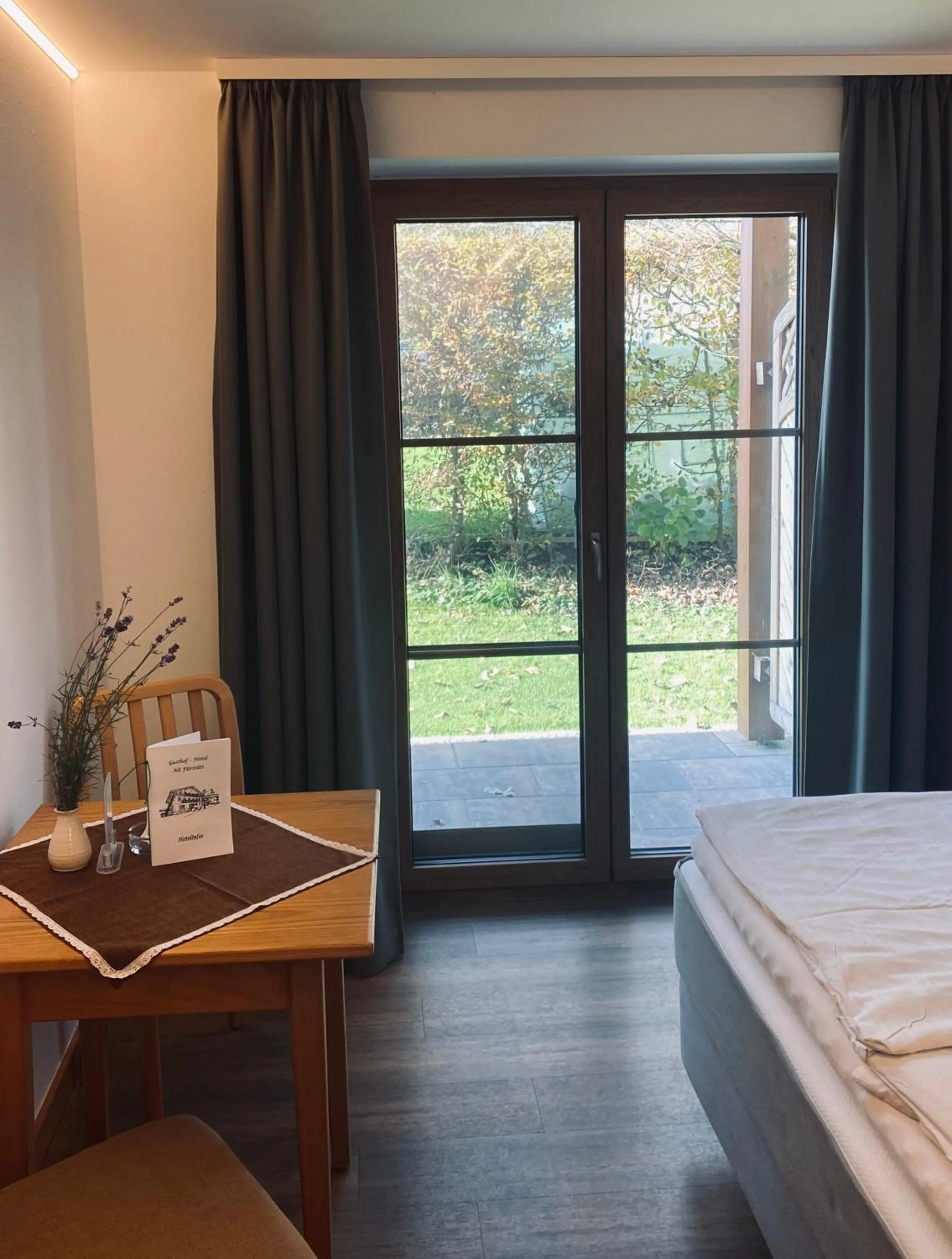 Balcony/Terrace, Bed in Gasthaus - Hotel Alt Fürstätt