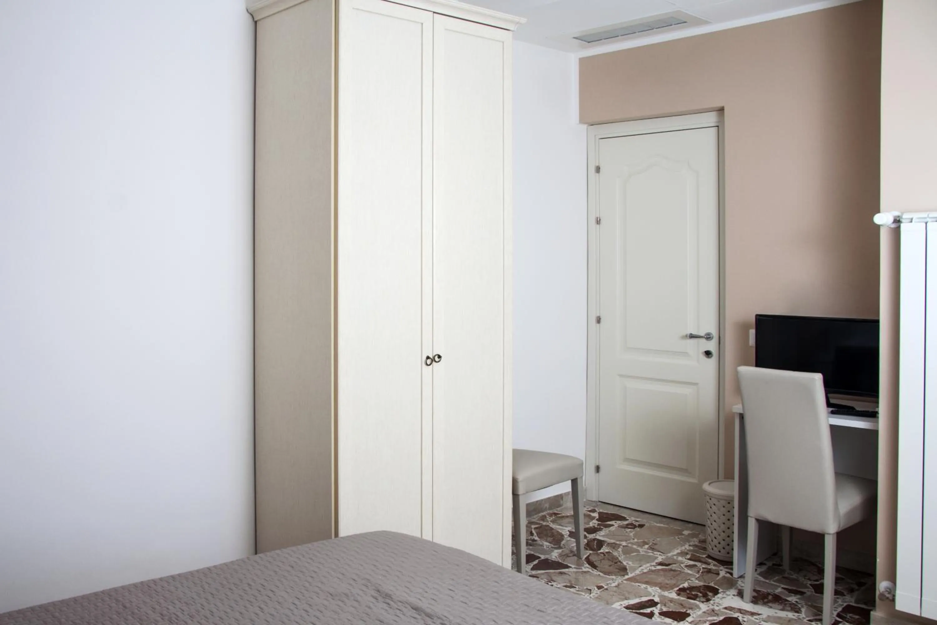 Bed in BFRAME Cornice Barocca