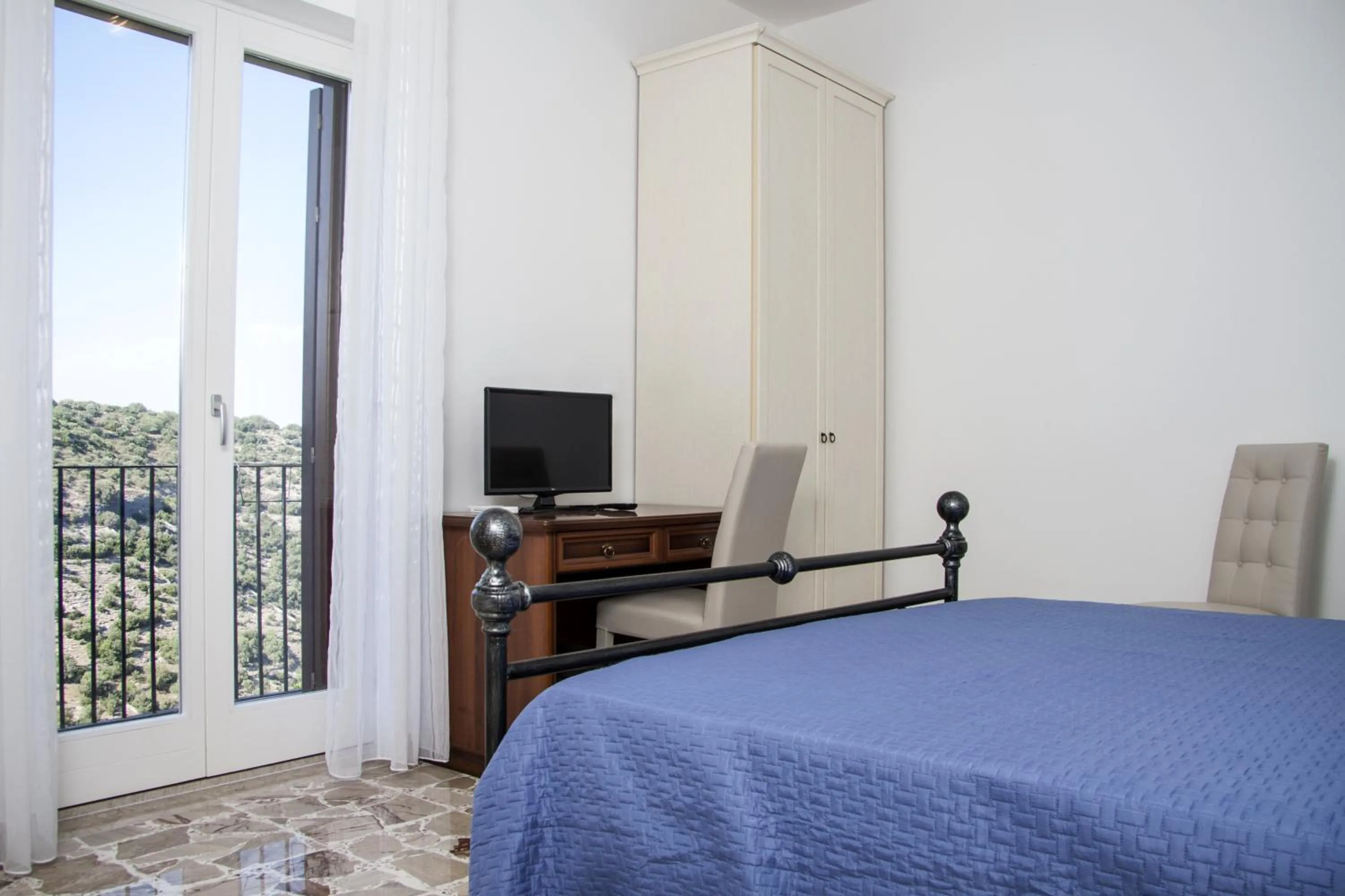 Bed in BFRAME Cornice Barocca