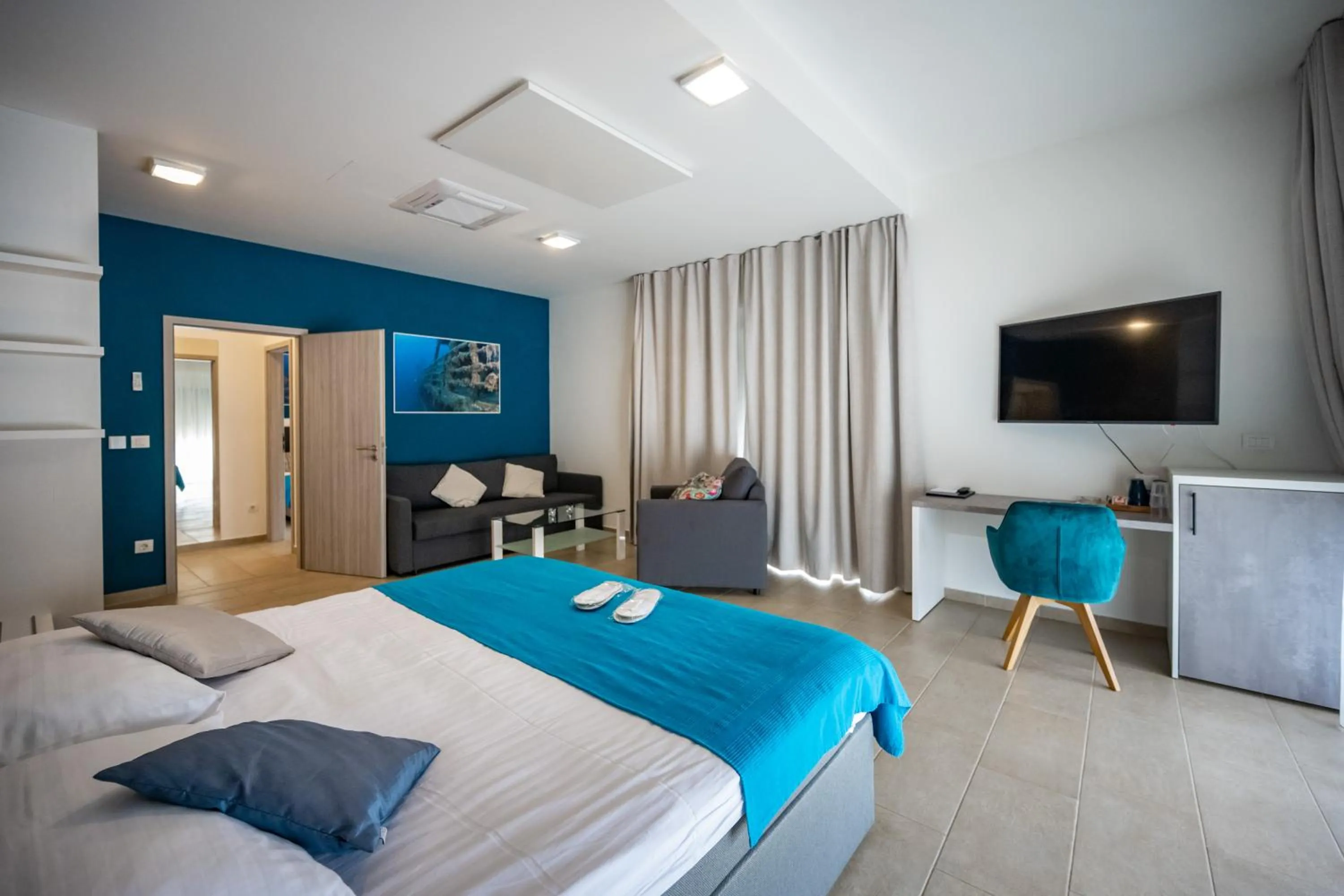 Communal lounge/ TV room, Bed in Premantura Resort - Hotel & Restaurant