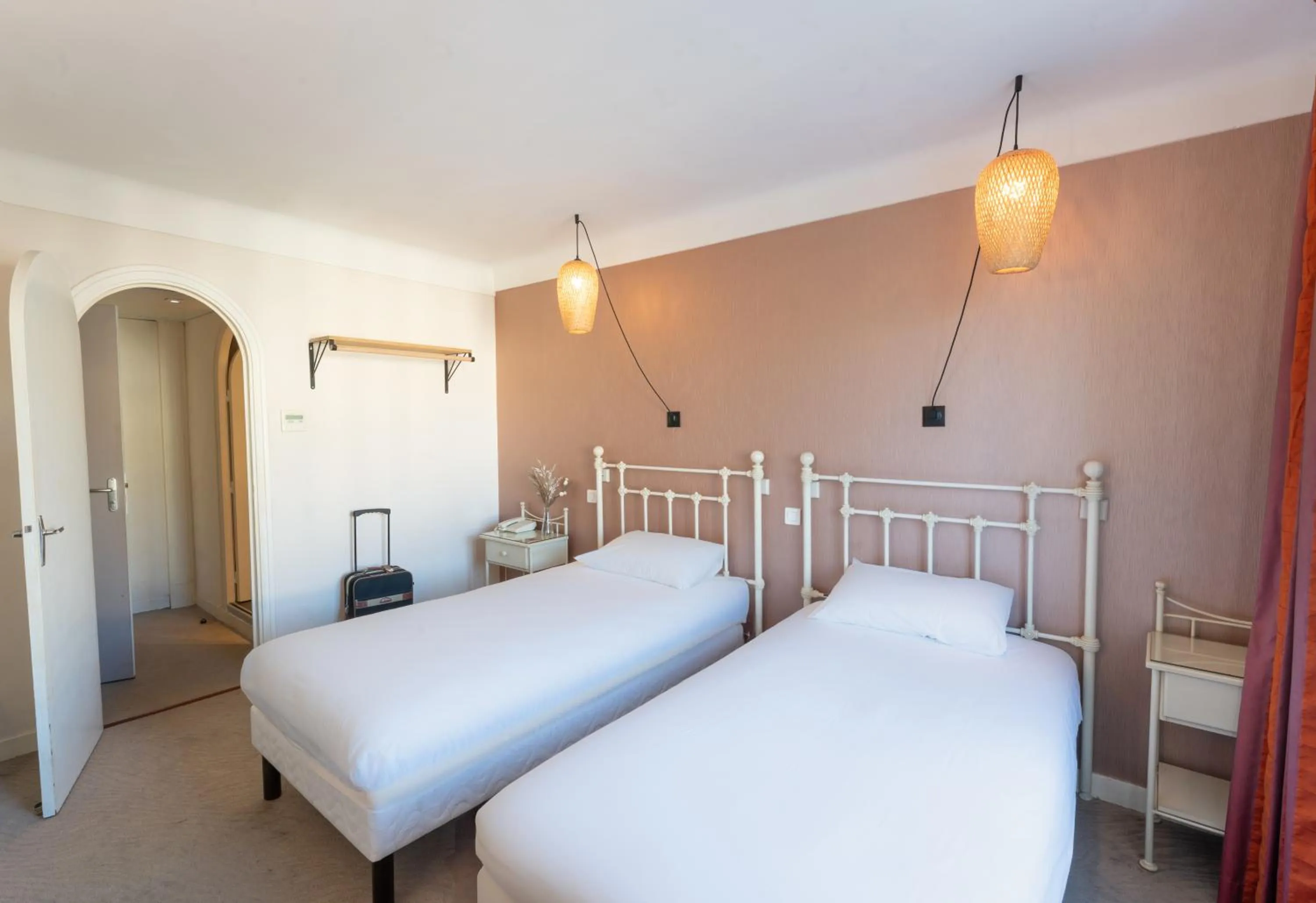 Bedroom, Bed in Grand Hôtel Niort Centre