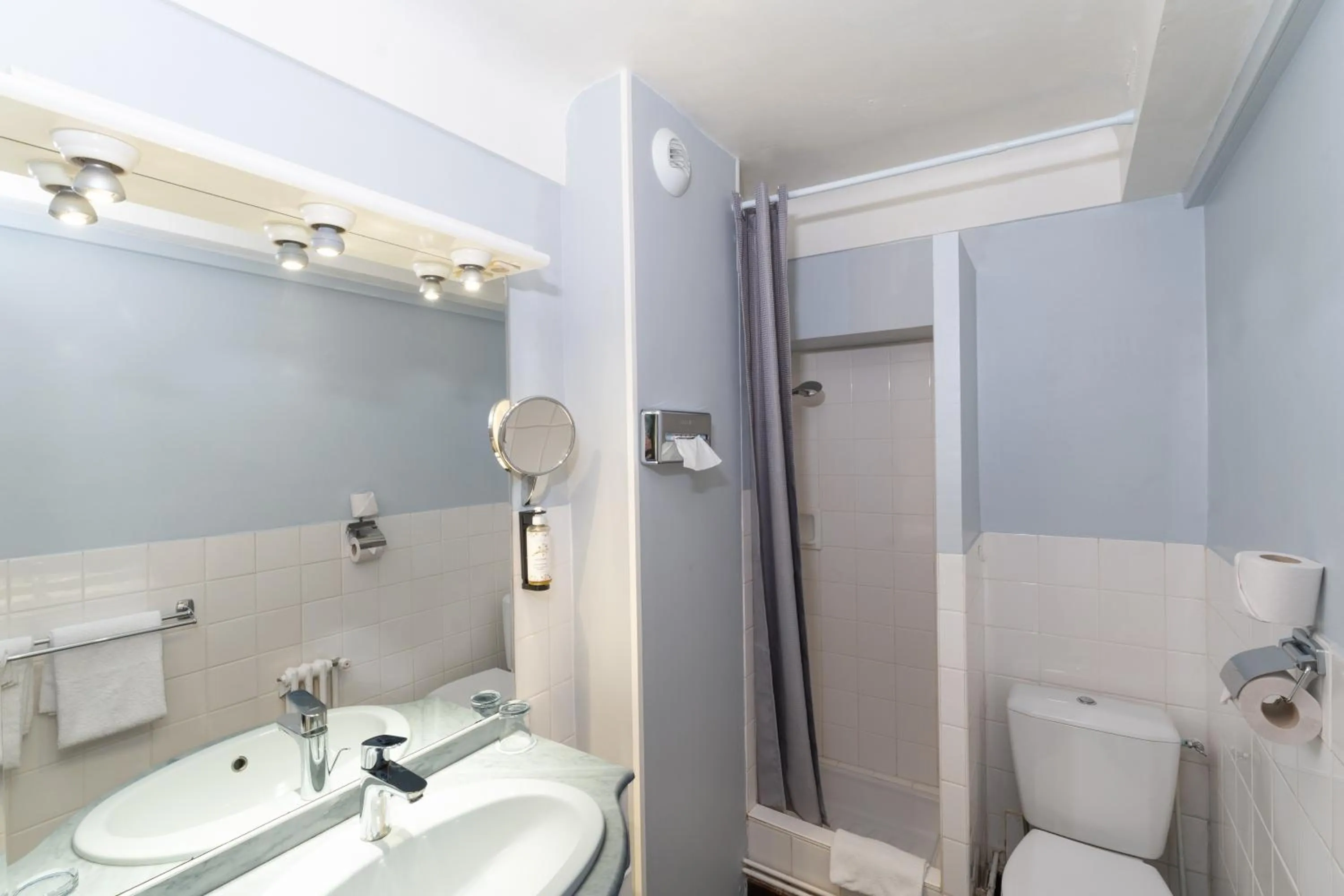 Bathroom in Grand Hôtel Niort Centre