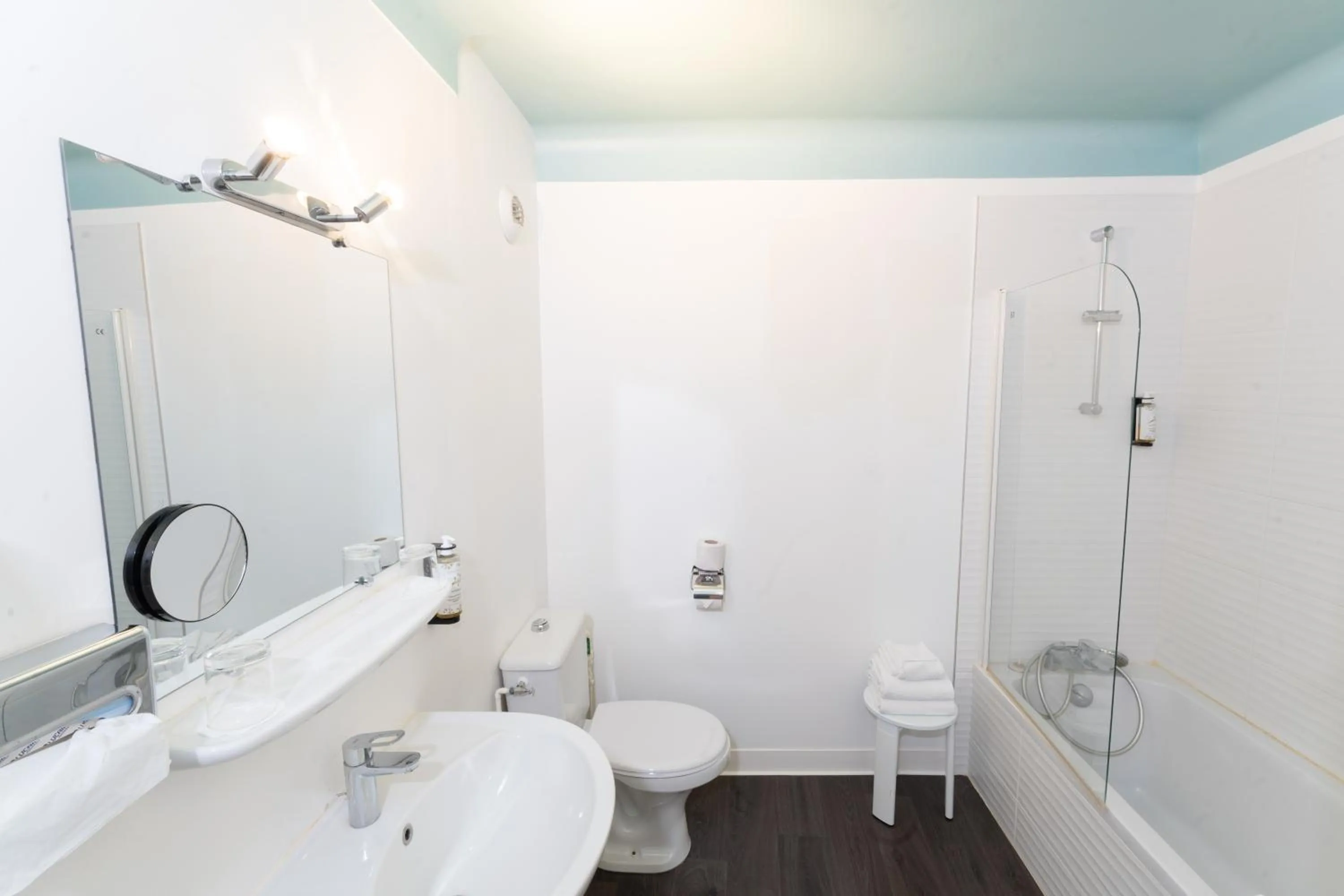 Bathroom in Grand Hôtel Niort Centre