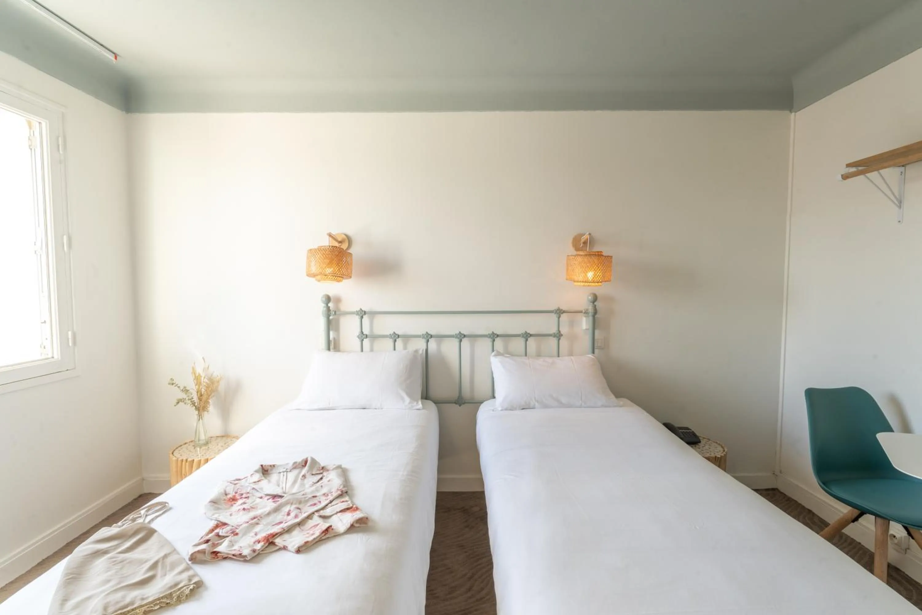 Bedroom, Bed in Grand Hôtel Niort Centre