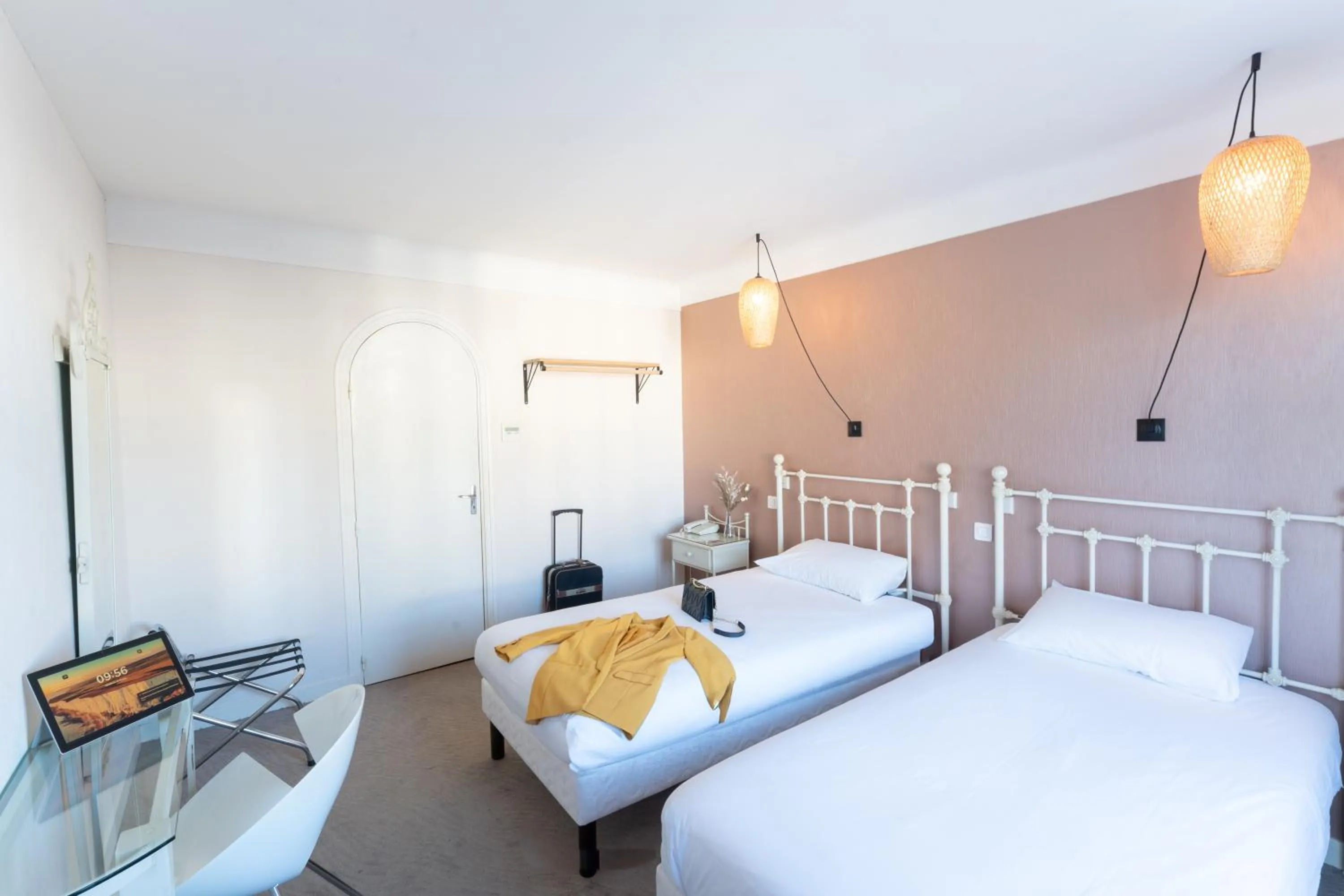 Bedroom, Bed in Grand Hôtel Niort Centre