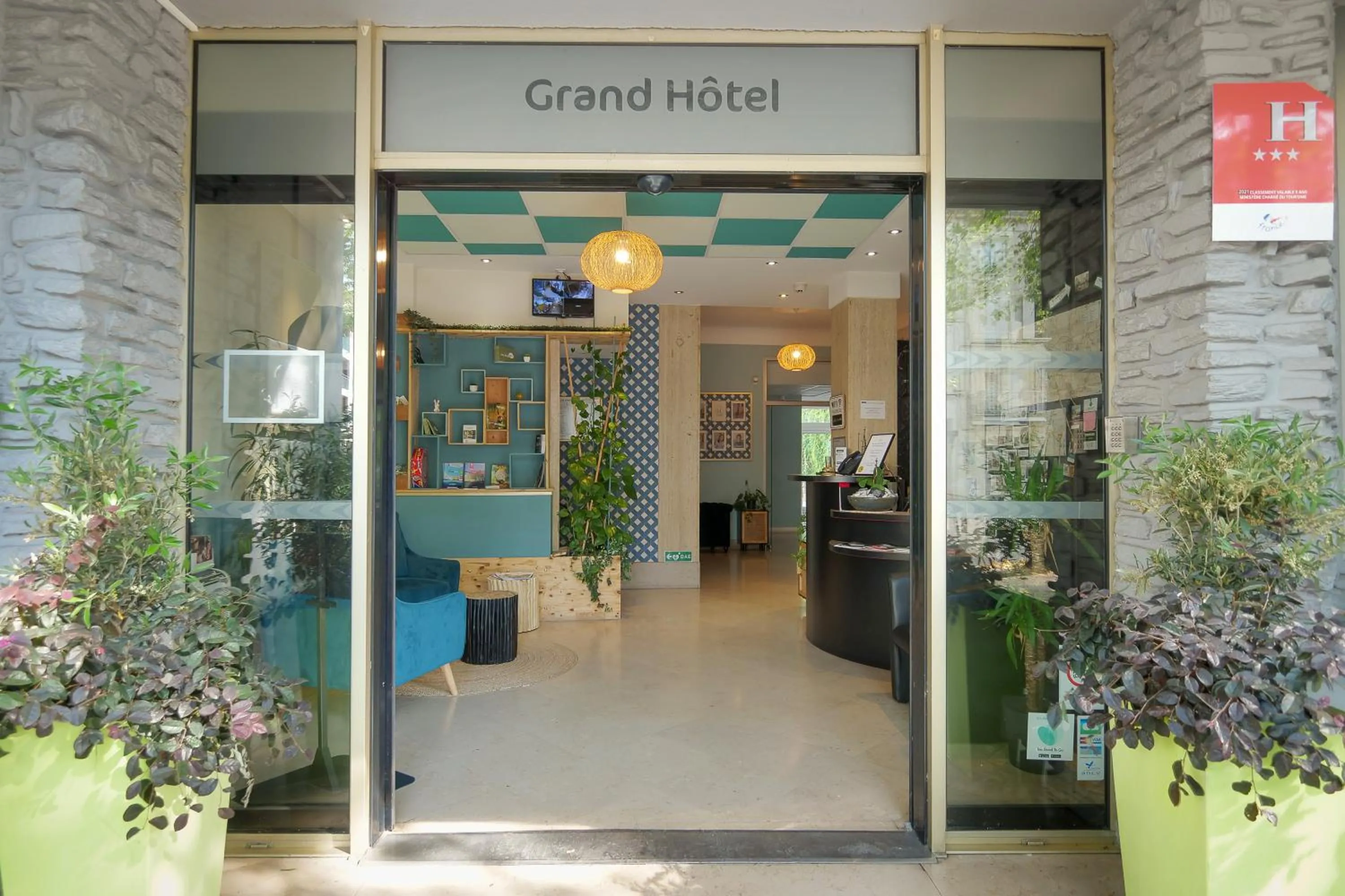 Lobby or reception in Grand Hôtel Niort Centre