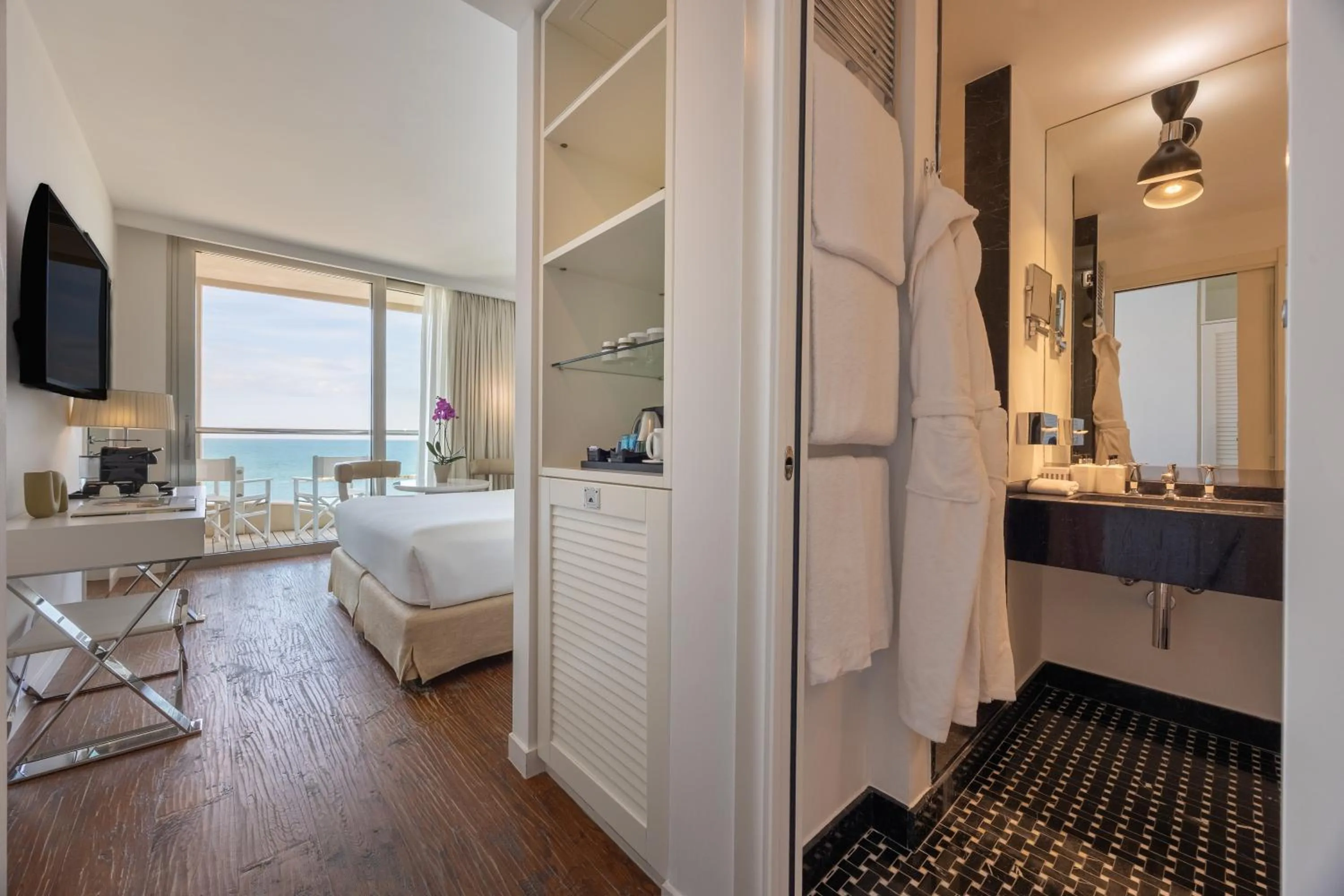 Bathroom, Bed in Excelsior Hotel, SPA & Lido - Preferred Hotels & Resorts